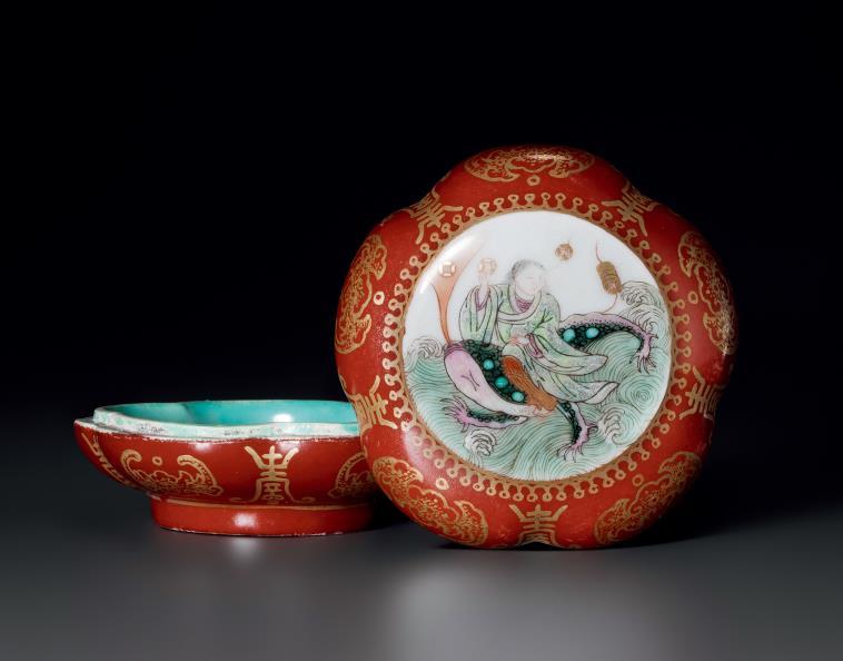 清乾隆 珊瑚红地描金福寿纹开光粉彩刘海戏金蟾图梅花盖盒