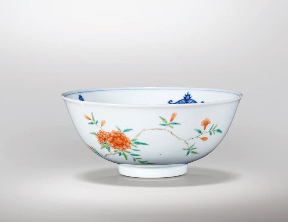 粉彩花卉纹碗