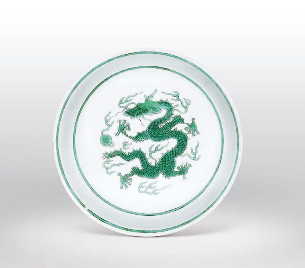 白地暗刻海水绿龙纹盘