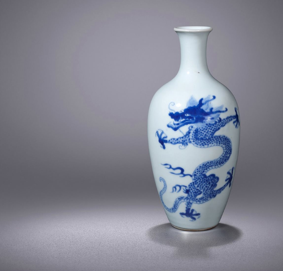 青花龙纹瓶