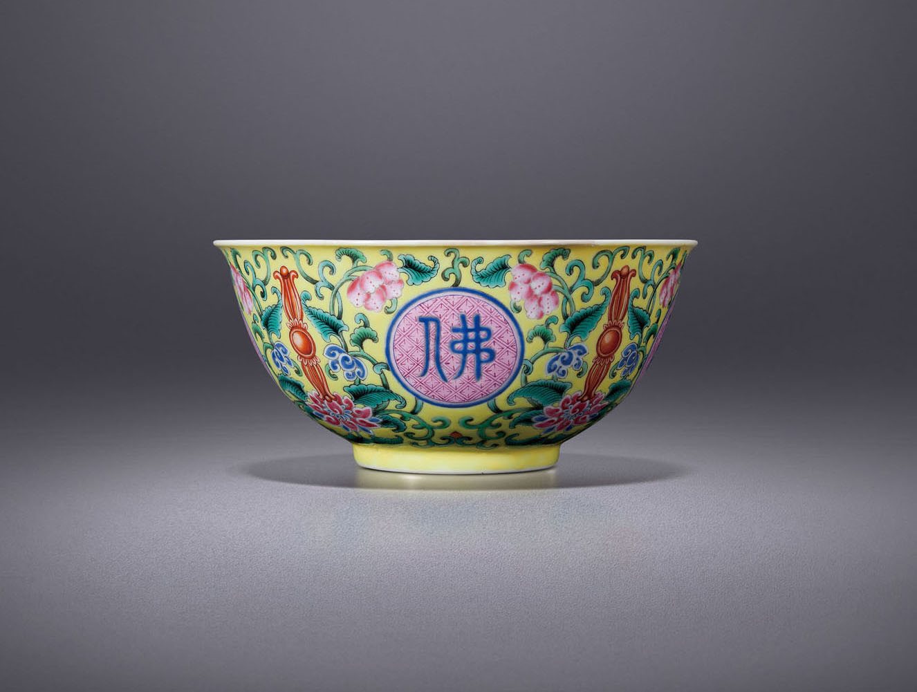 黄地洋彩花卉开光“佛日常明”纹碗