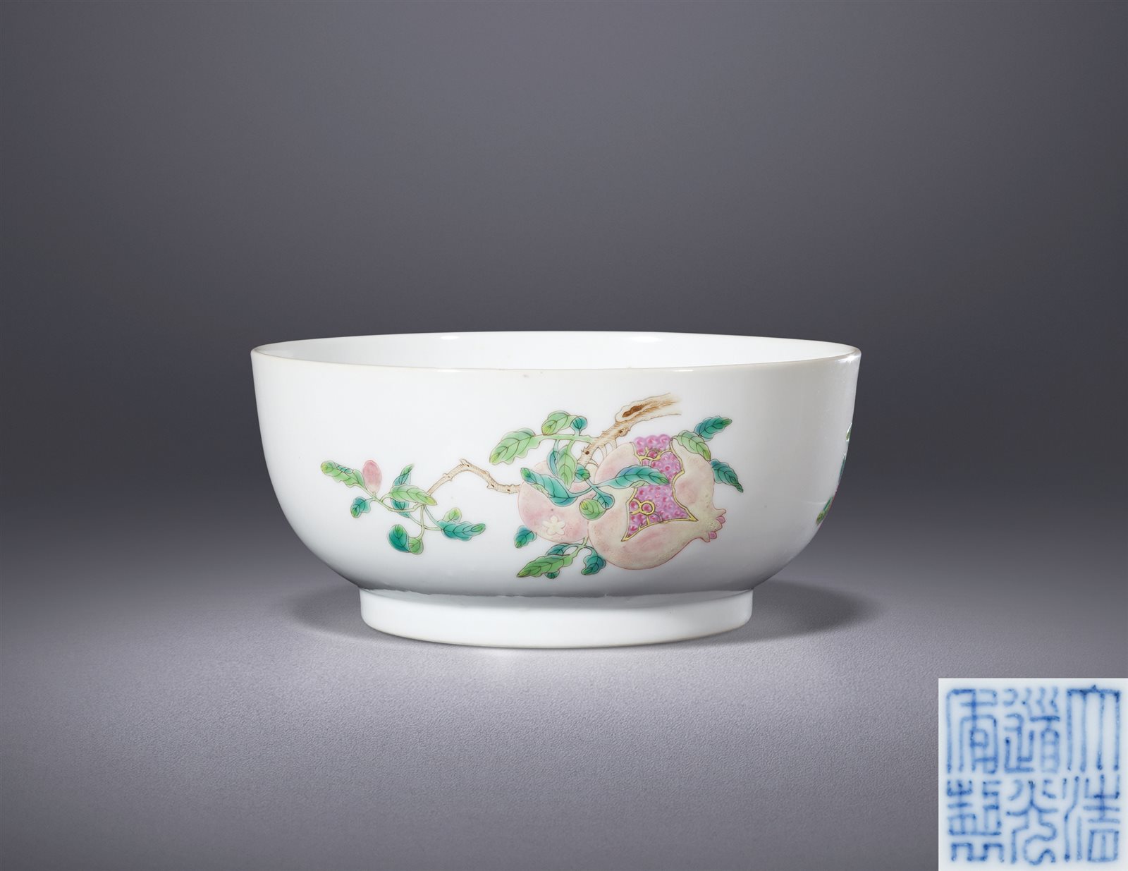 粉彩三多纹墩式碗