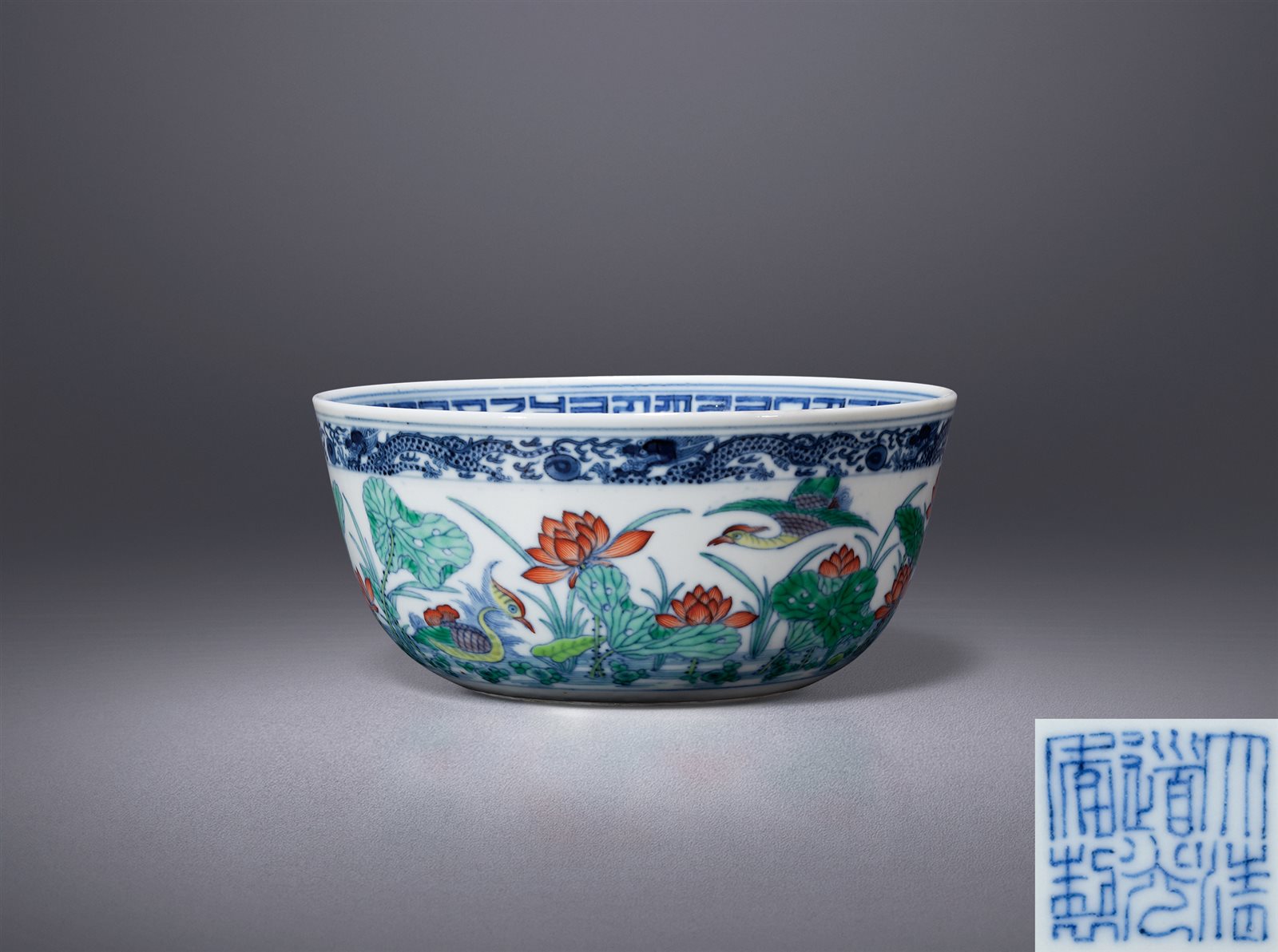 斗彩荷塘鸳鸯纹墩式碗