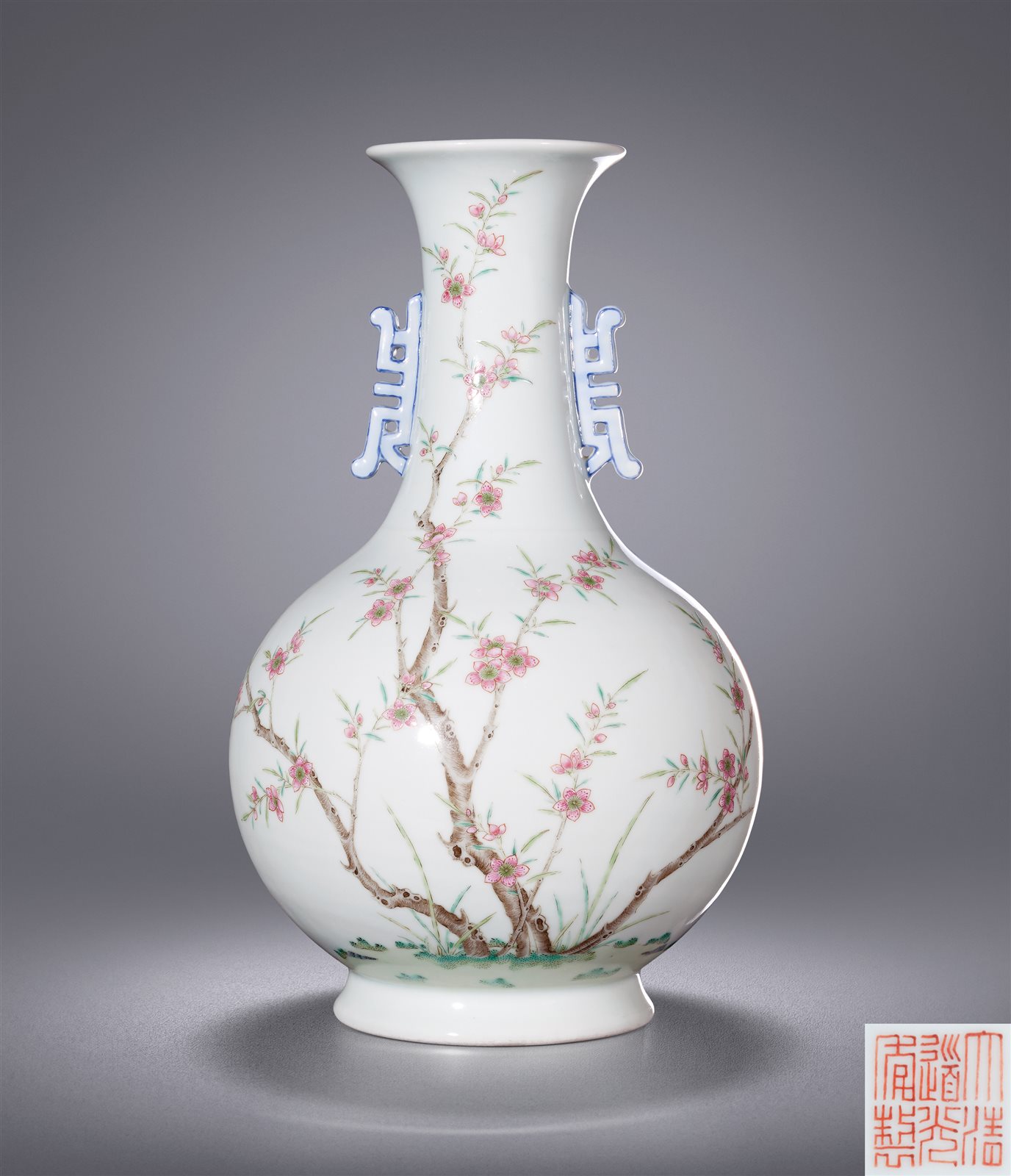 粉彩桃花纹寿字耳撇口瓶
