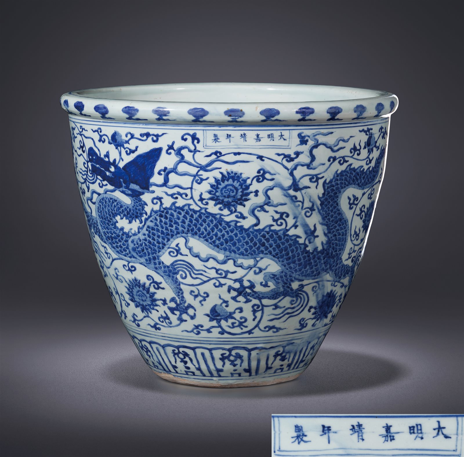 青花穿花龙纹缸