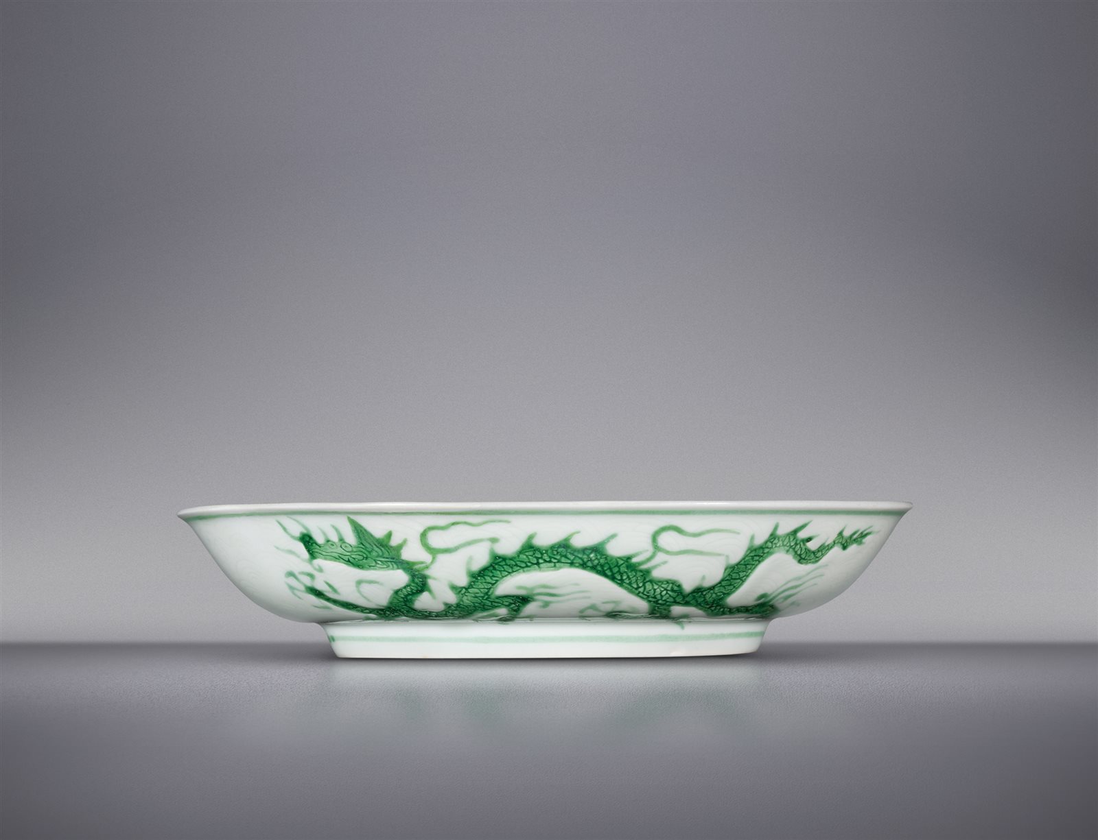 白地绿彩龙纹盘