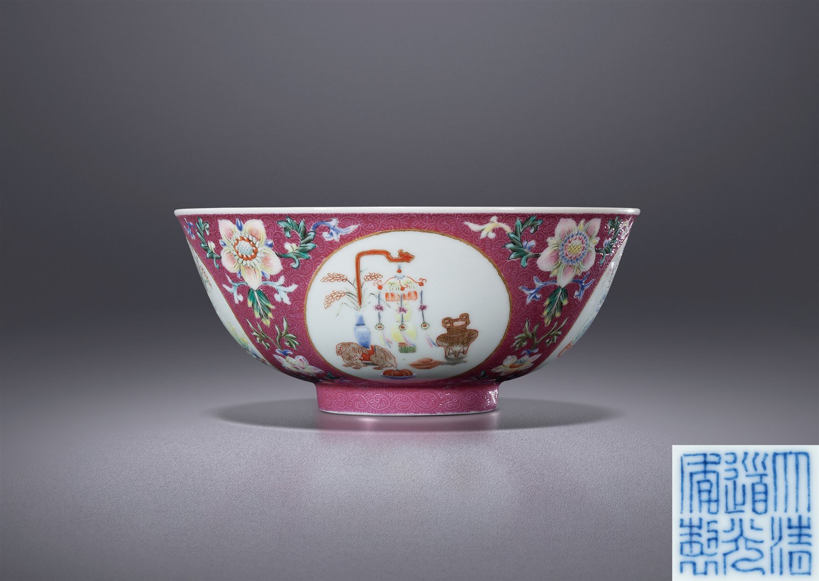 胭脂红地轧道粉彩开光五谷丰登图碗