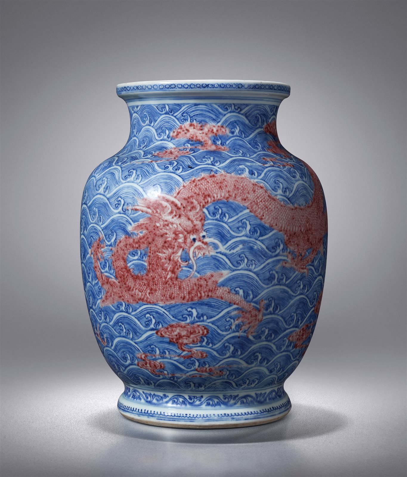 青花釉里红海水龙纹灯笼尊