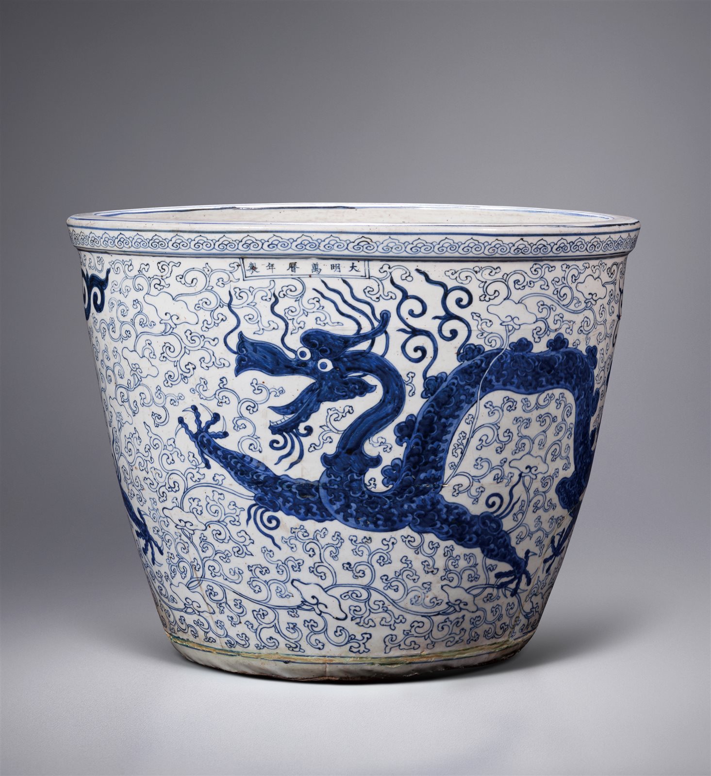 青花穿花灵芝龙纹缸