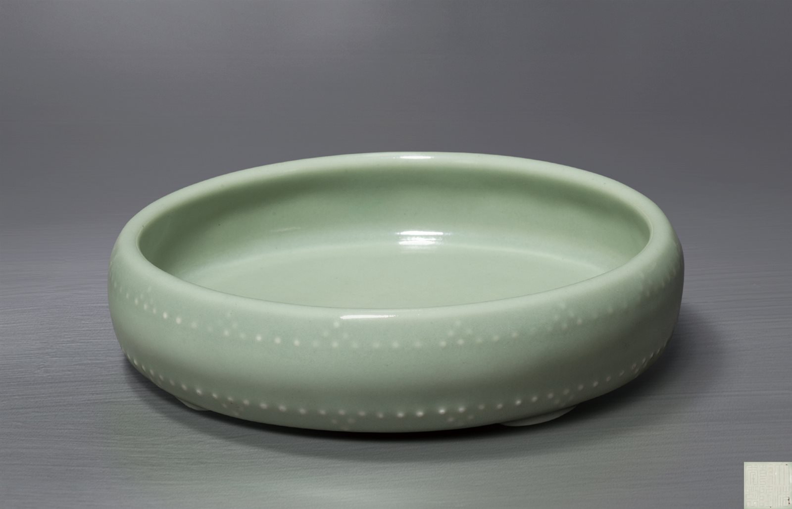 豆青釉鼓钉纹洗