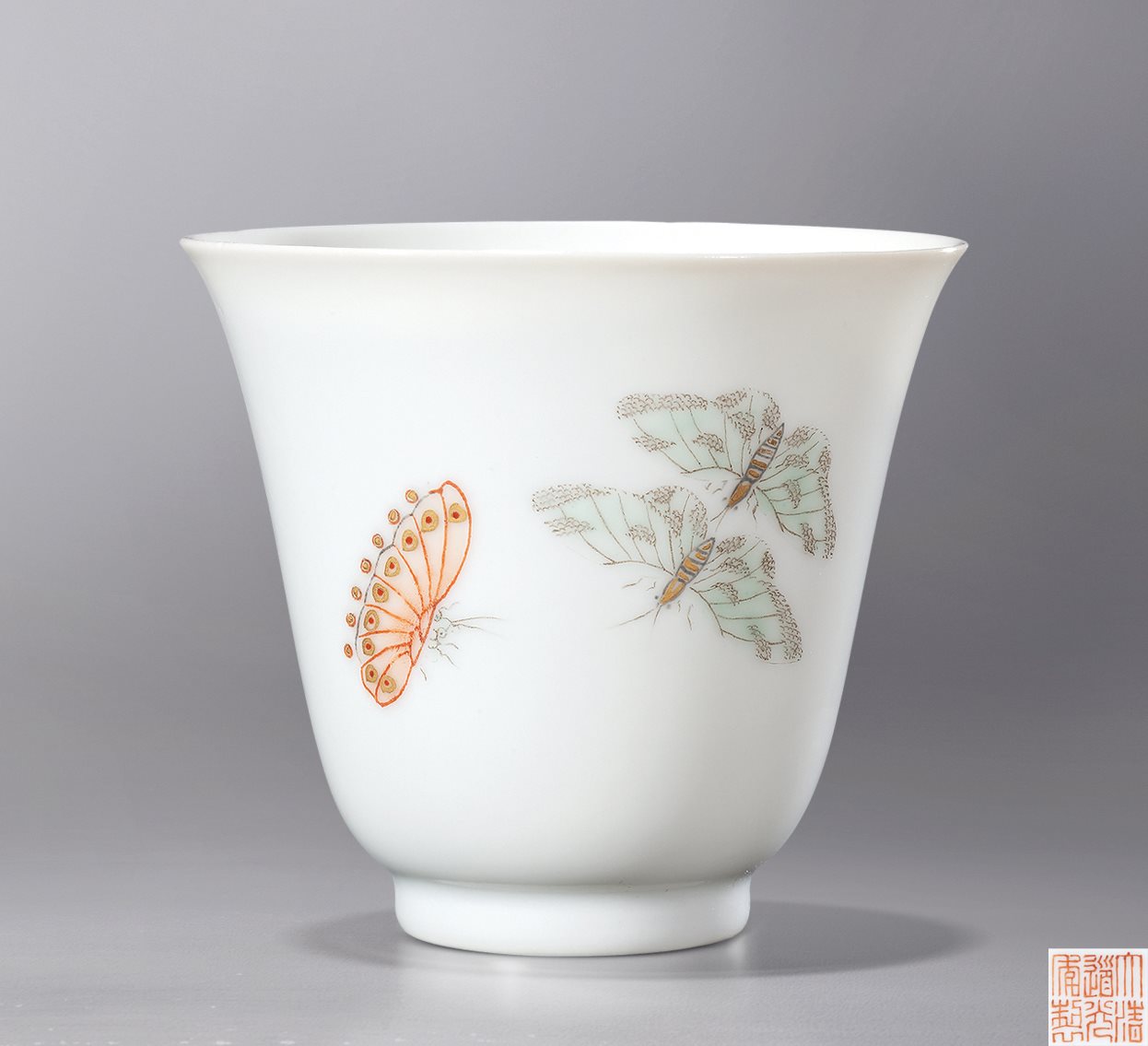 粉彩花蝶瑞果纹铃铛杯