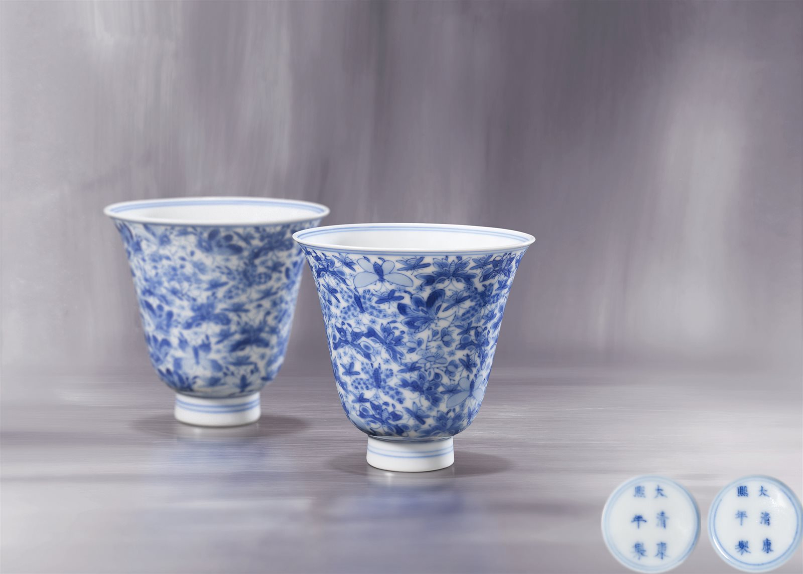 青花百蝶纹铃铛杯一对