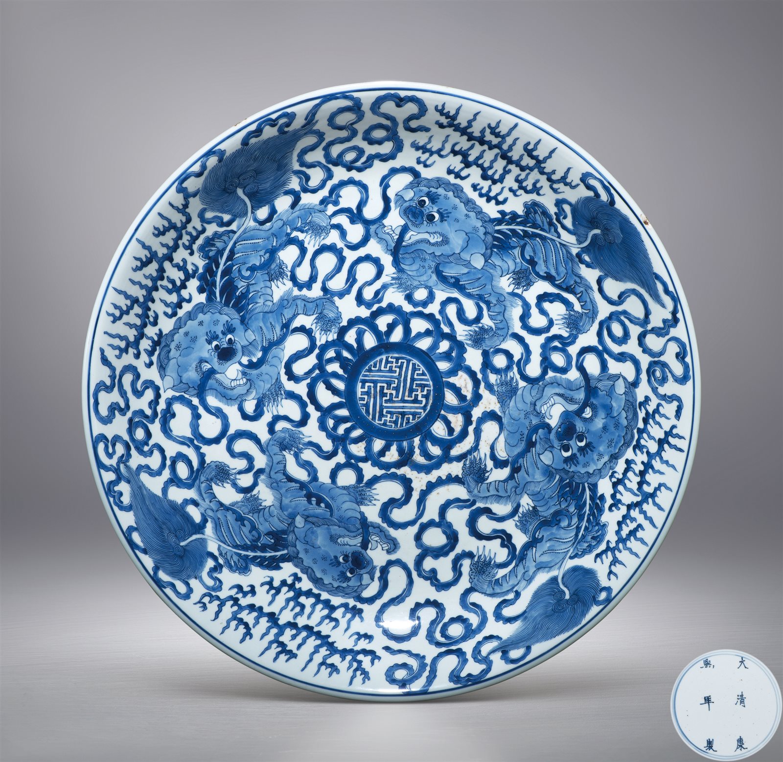 青花狮子戏球纹大盘