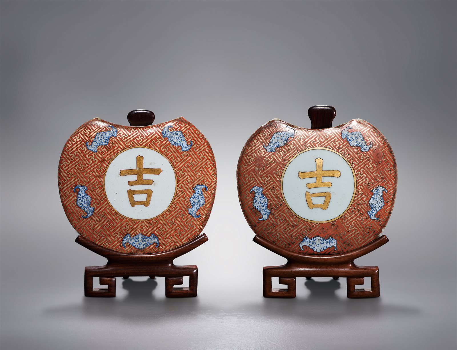 珊瑚红地描金开光“吉”字纹瓷板一对