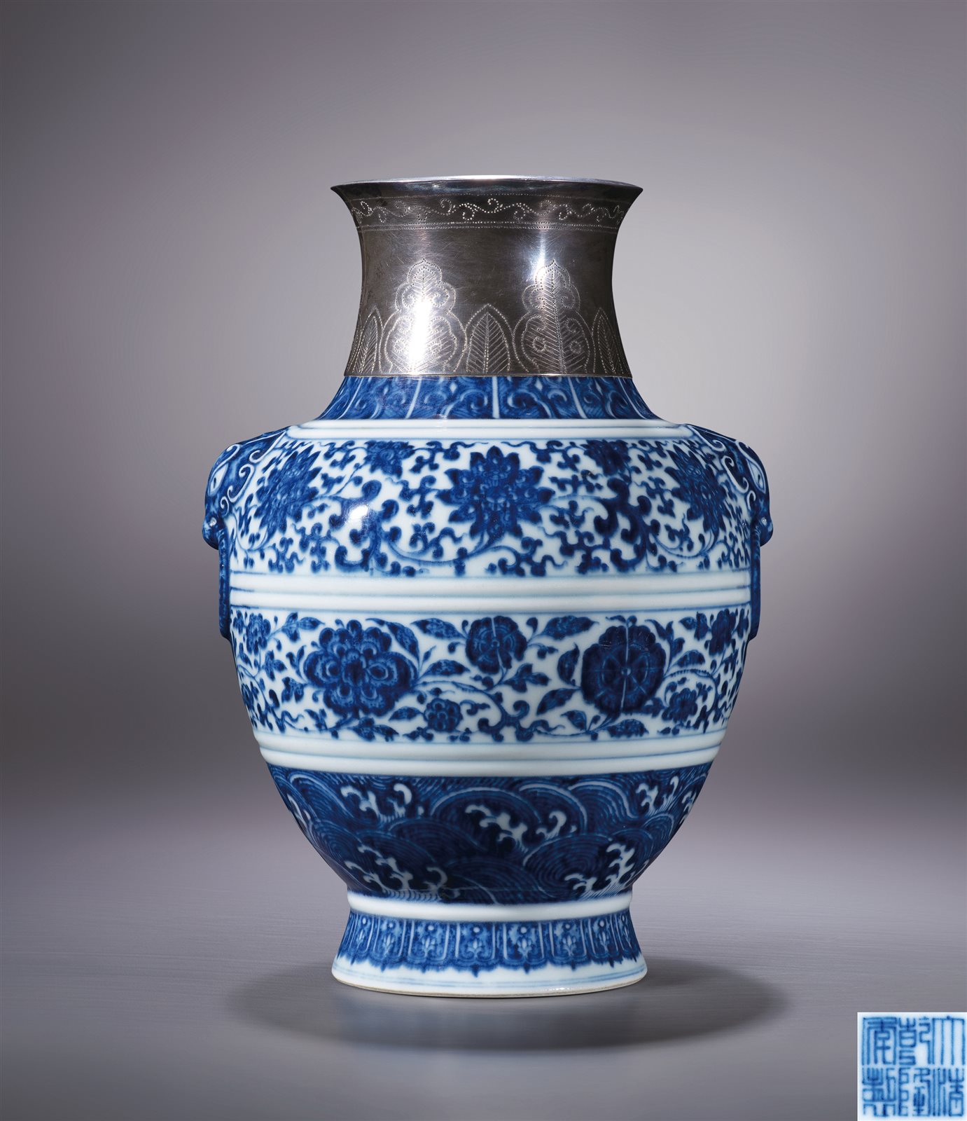 青花缠枝花卉纹铺首尊