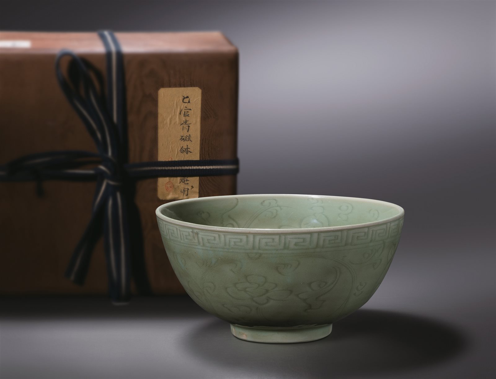 龙泉窑青釉暗刻缠枝莲纹碗