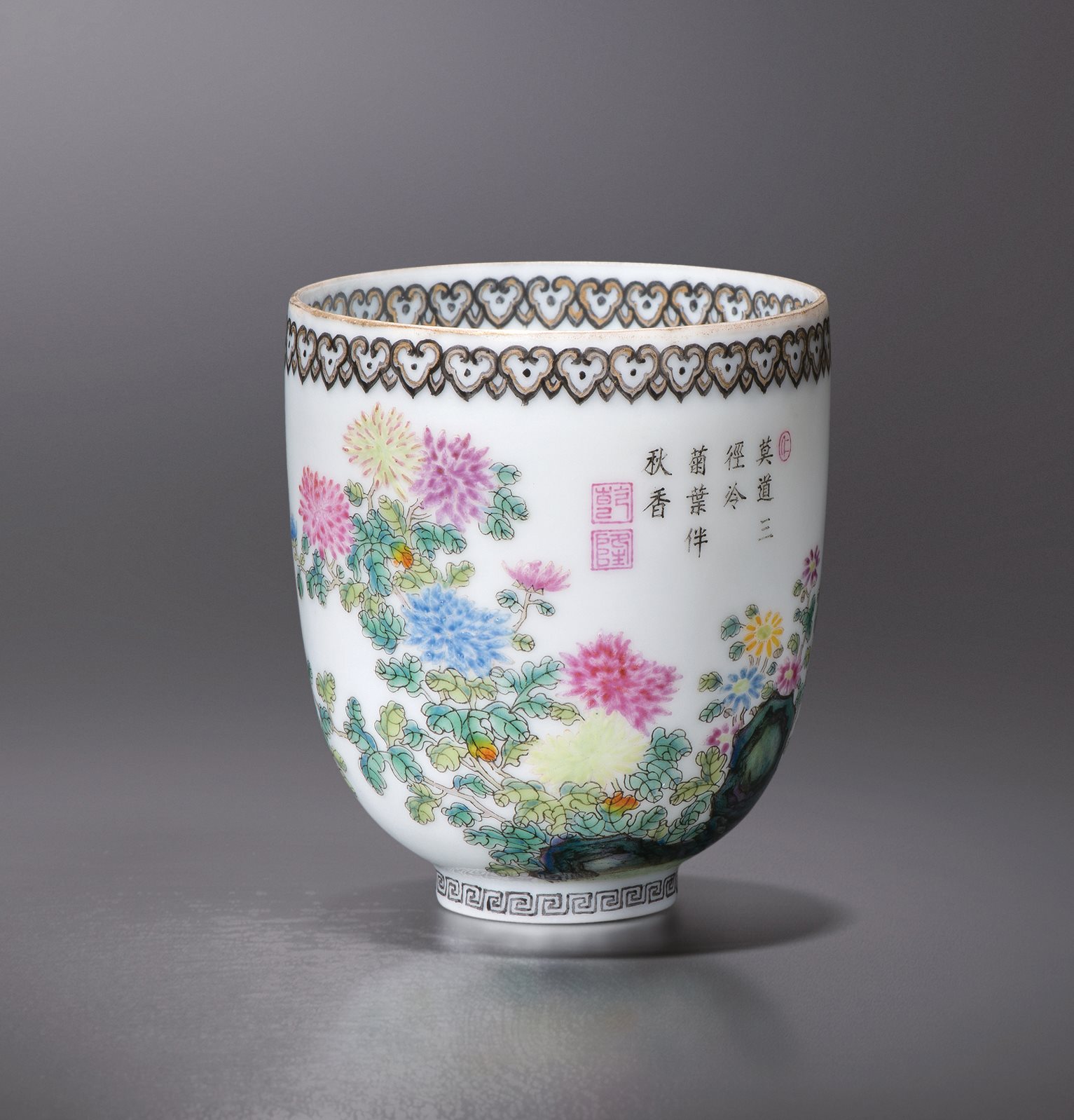 粉彩菊花诗文杯