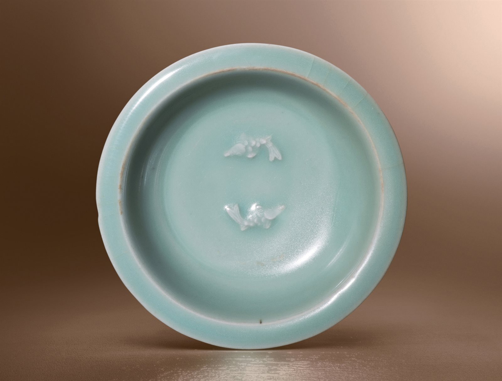 龙泉窑青釉贴花双鱼纹折沿洗