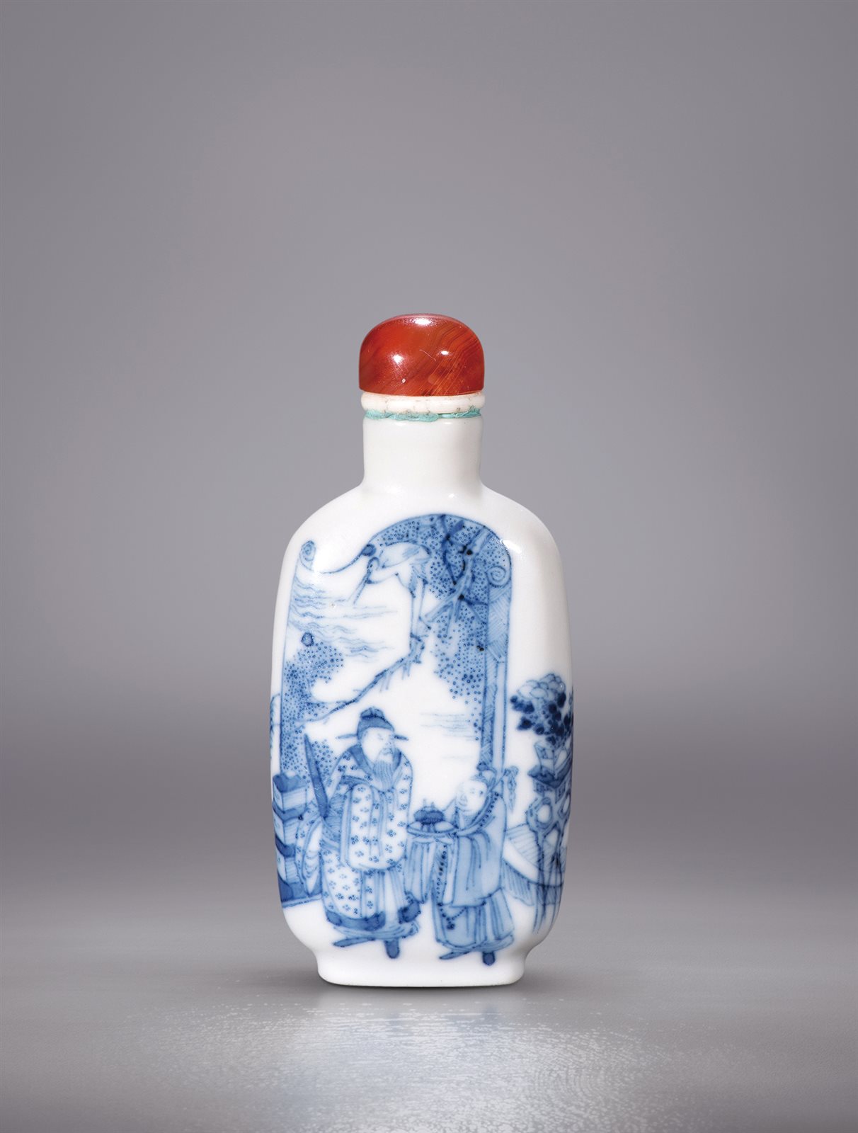 青花人物纹鼻烟壶