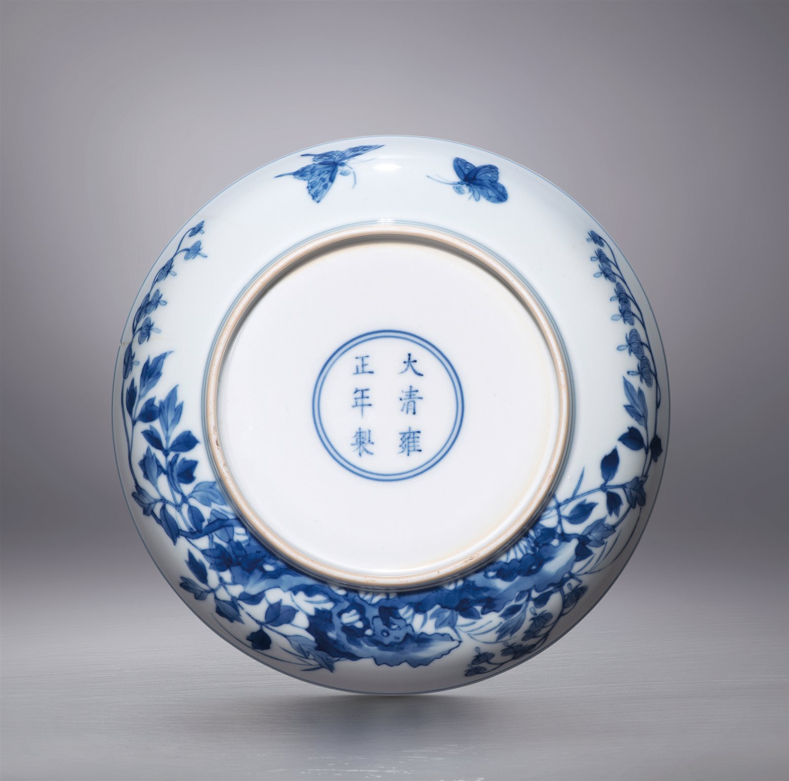 青花洞石花蝶纹盘