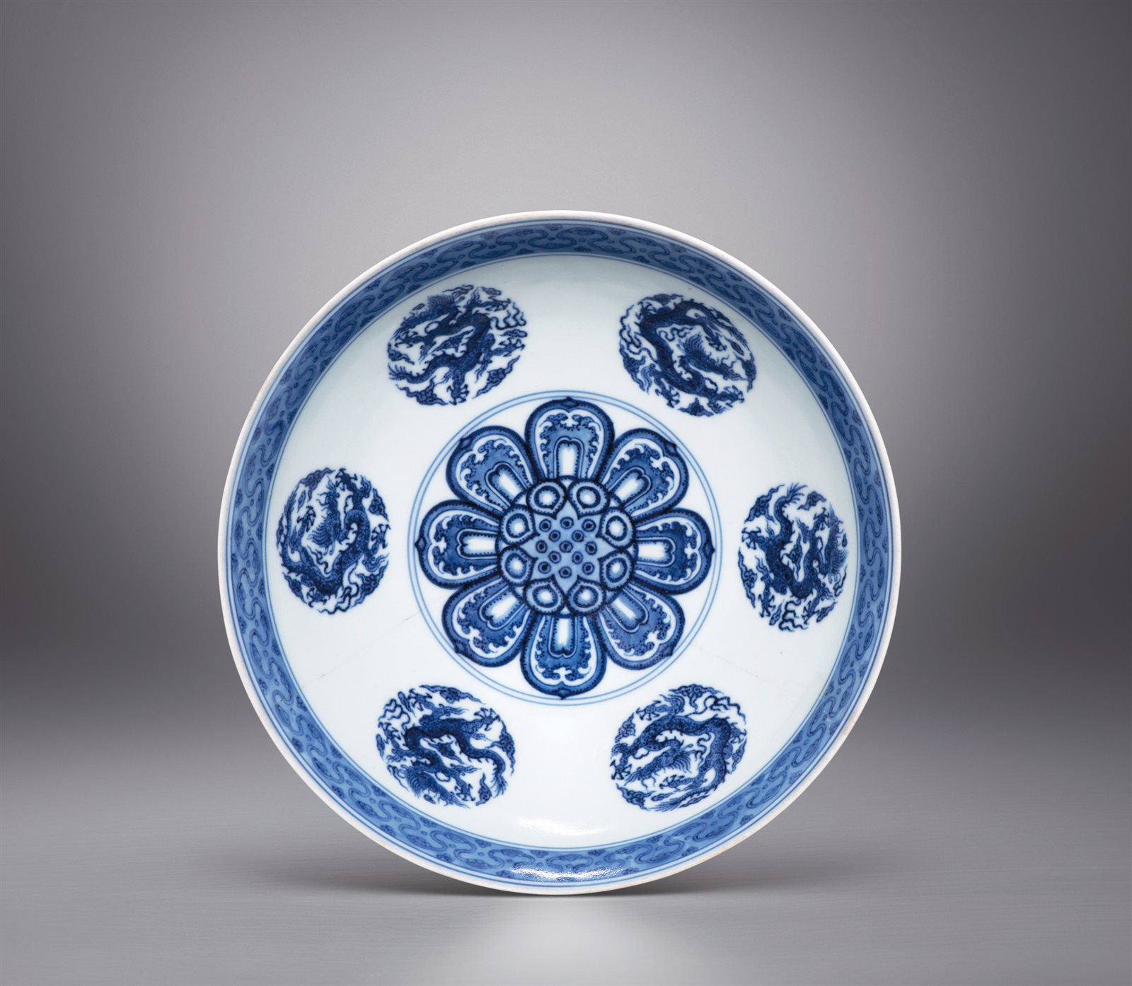 青花外海水龙纹内莲花团龙纹碗