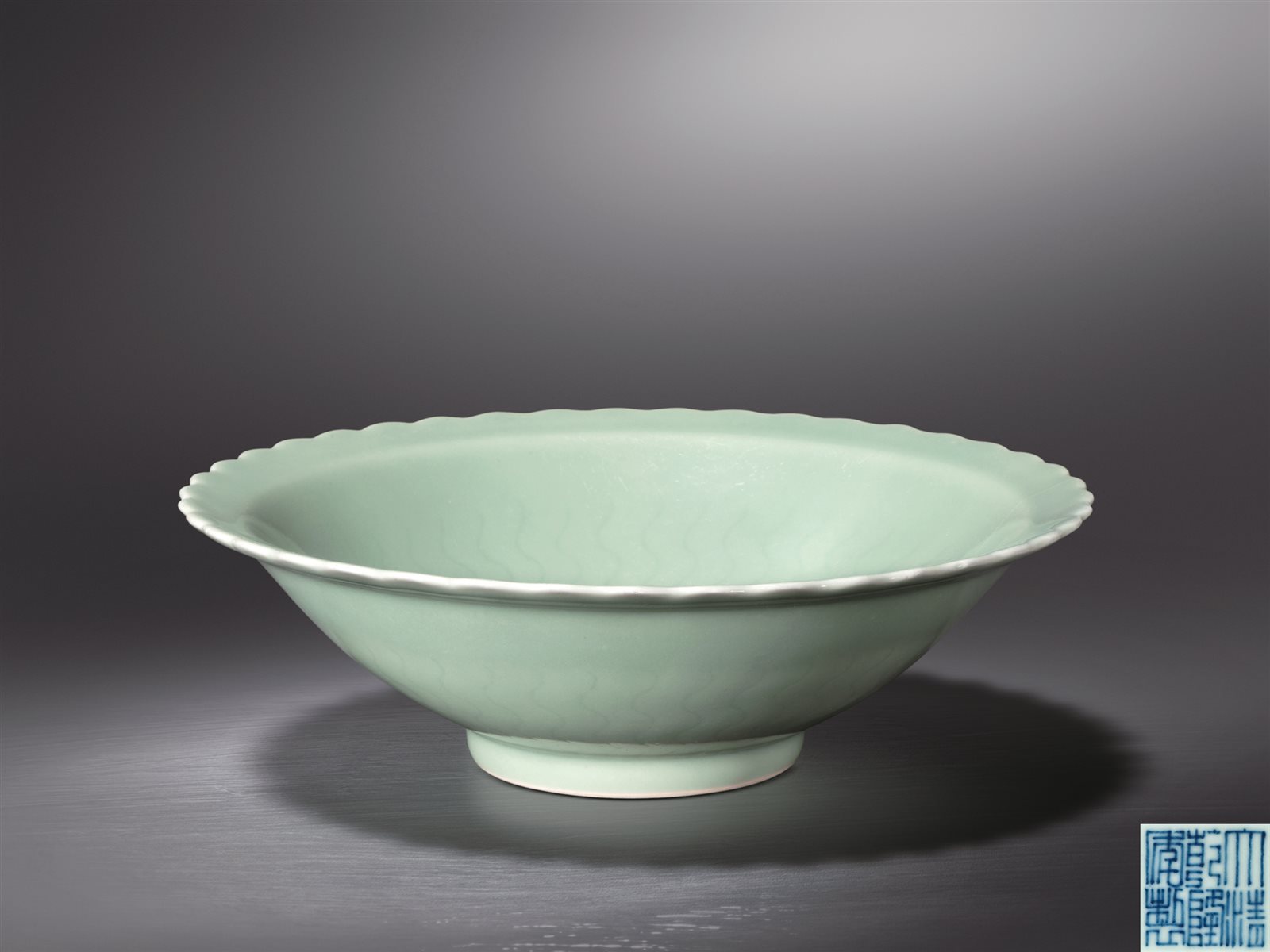豆青釉花口折沿碗