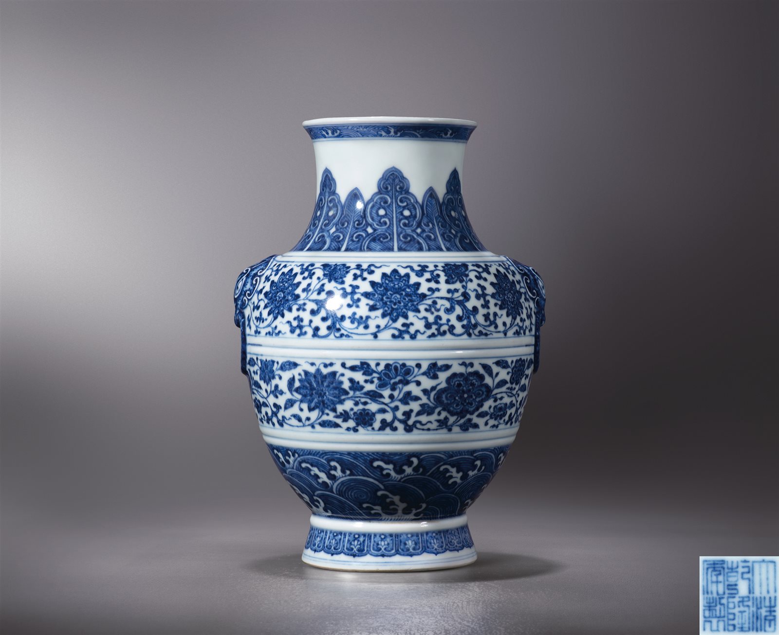 青花缠枝花卉纹铺首尊