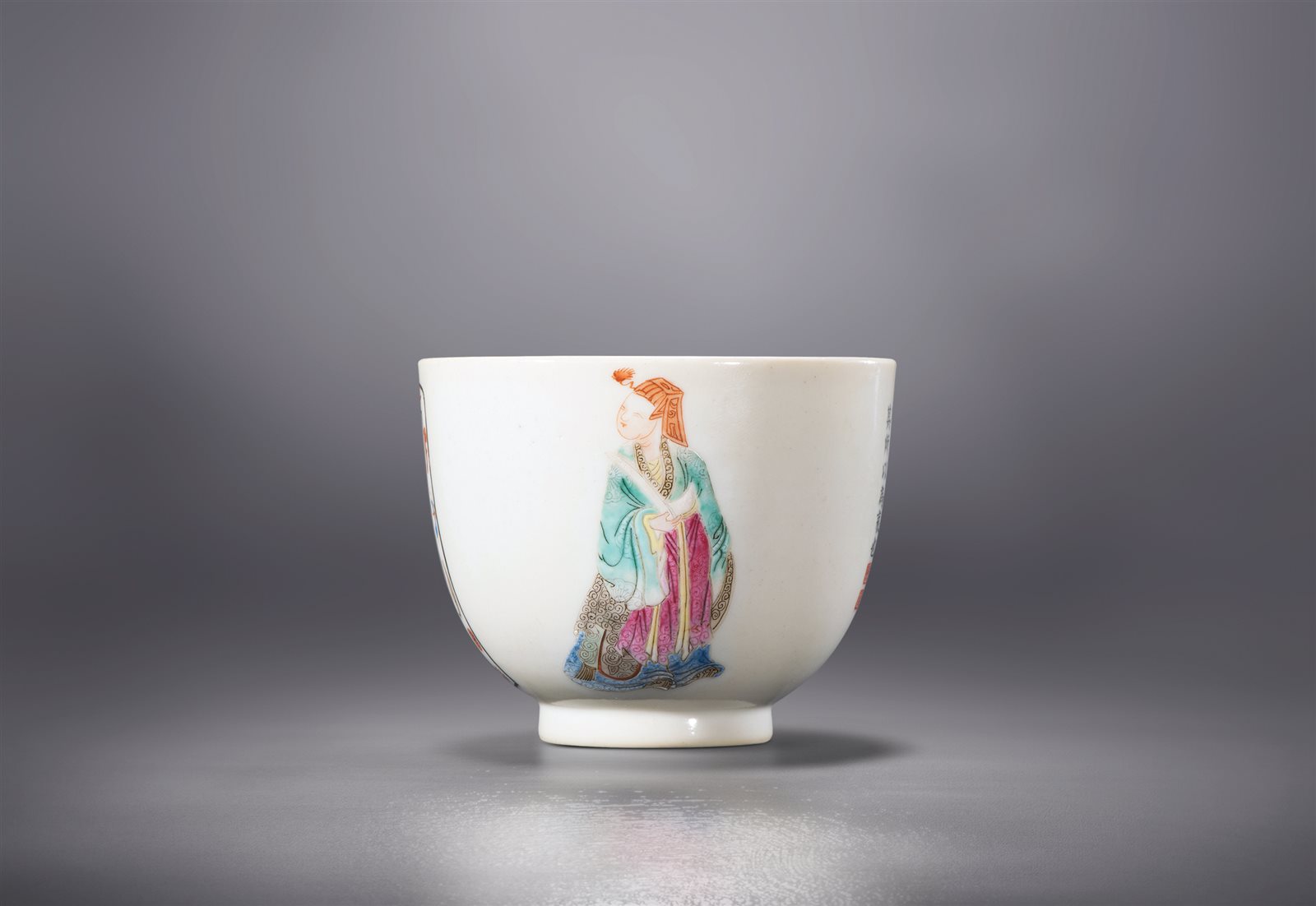 粉彩“无双谱”人物纹杯