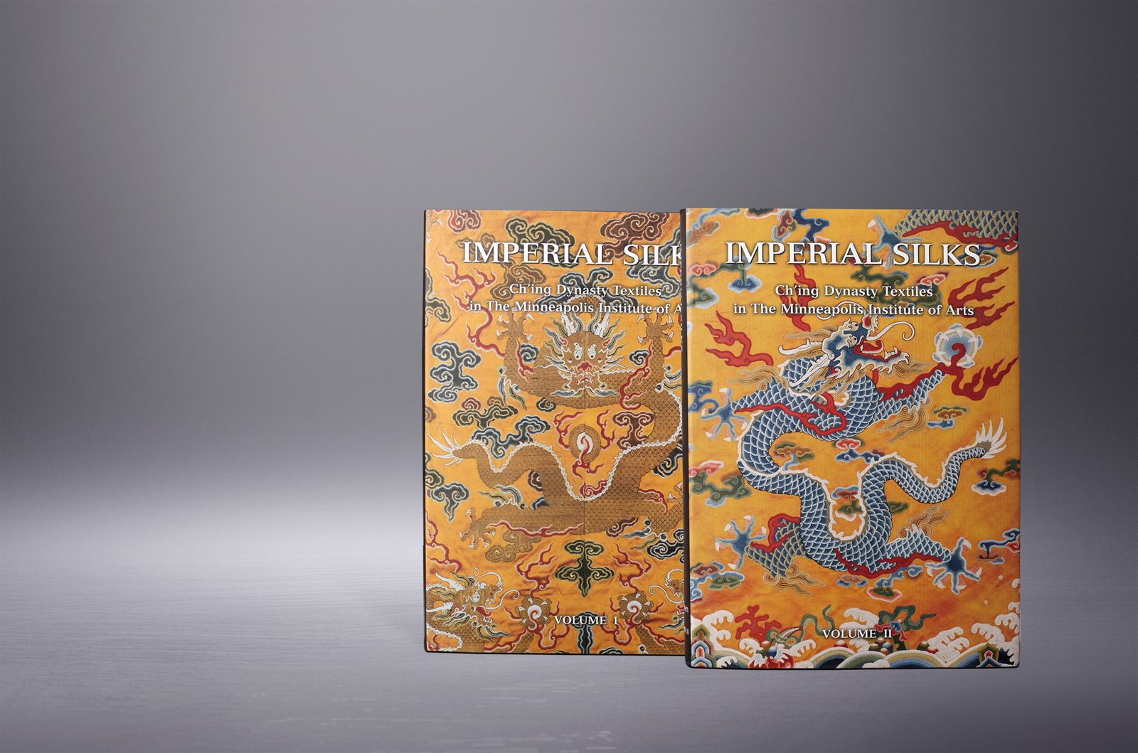 精装《清代宫廷织绣》两册全