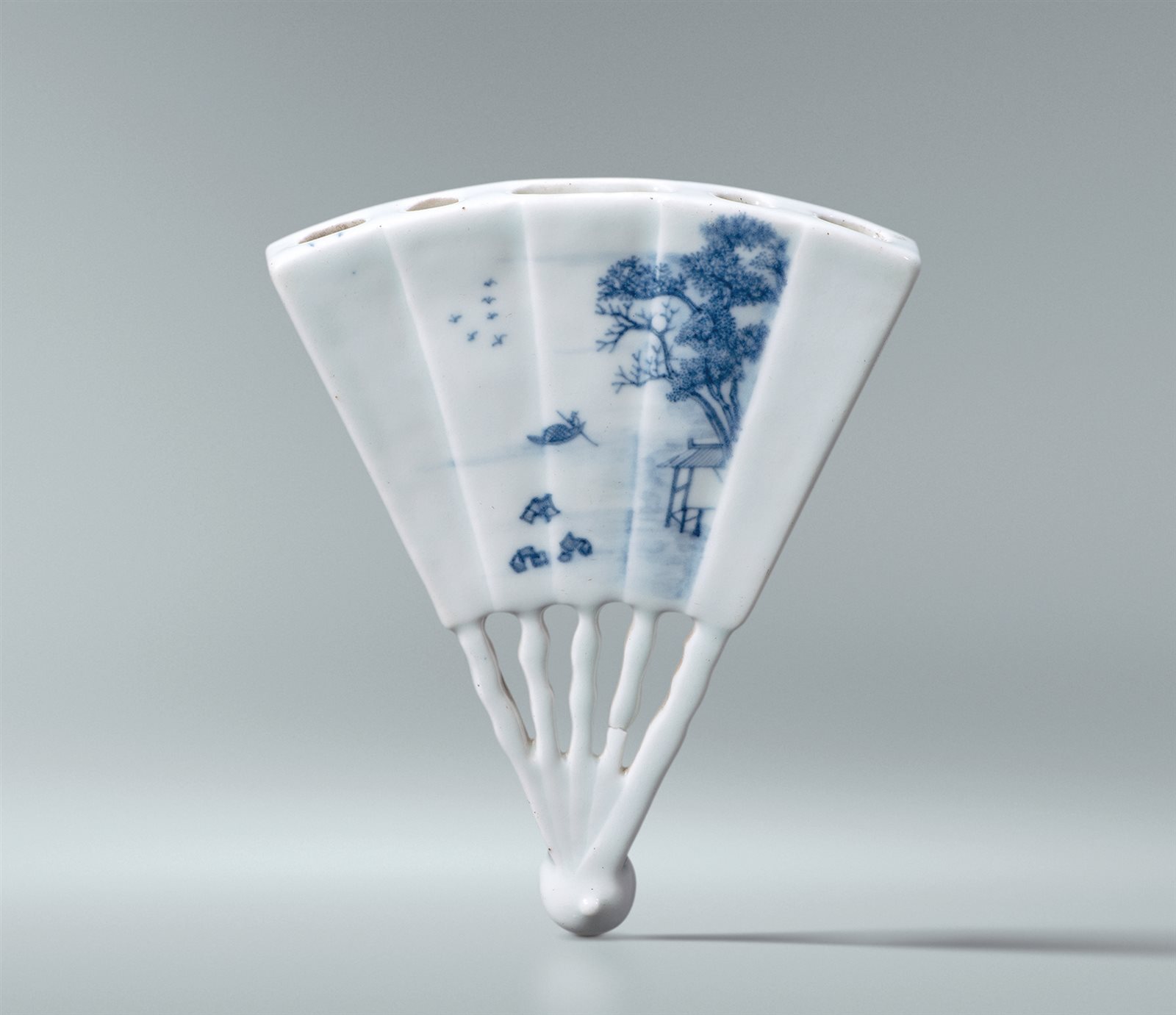 青花平湖泛舟图扇形壁瓶