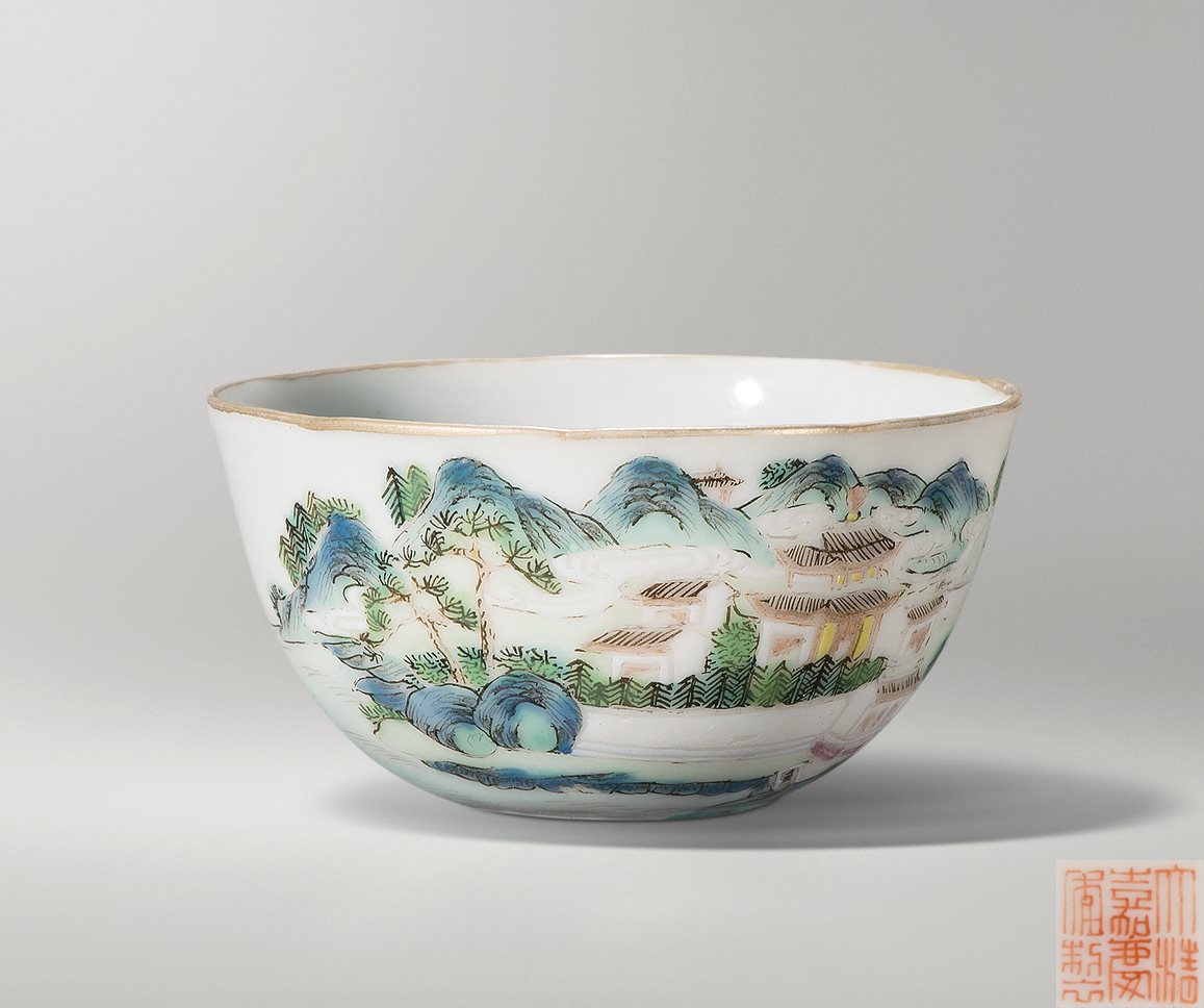粉彩“西山叠翠”图小杯