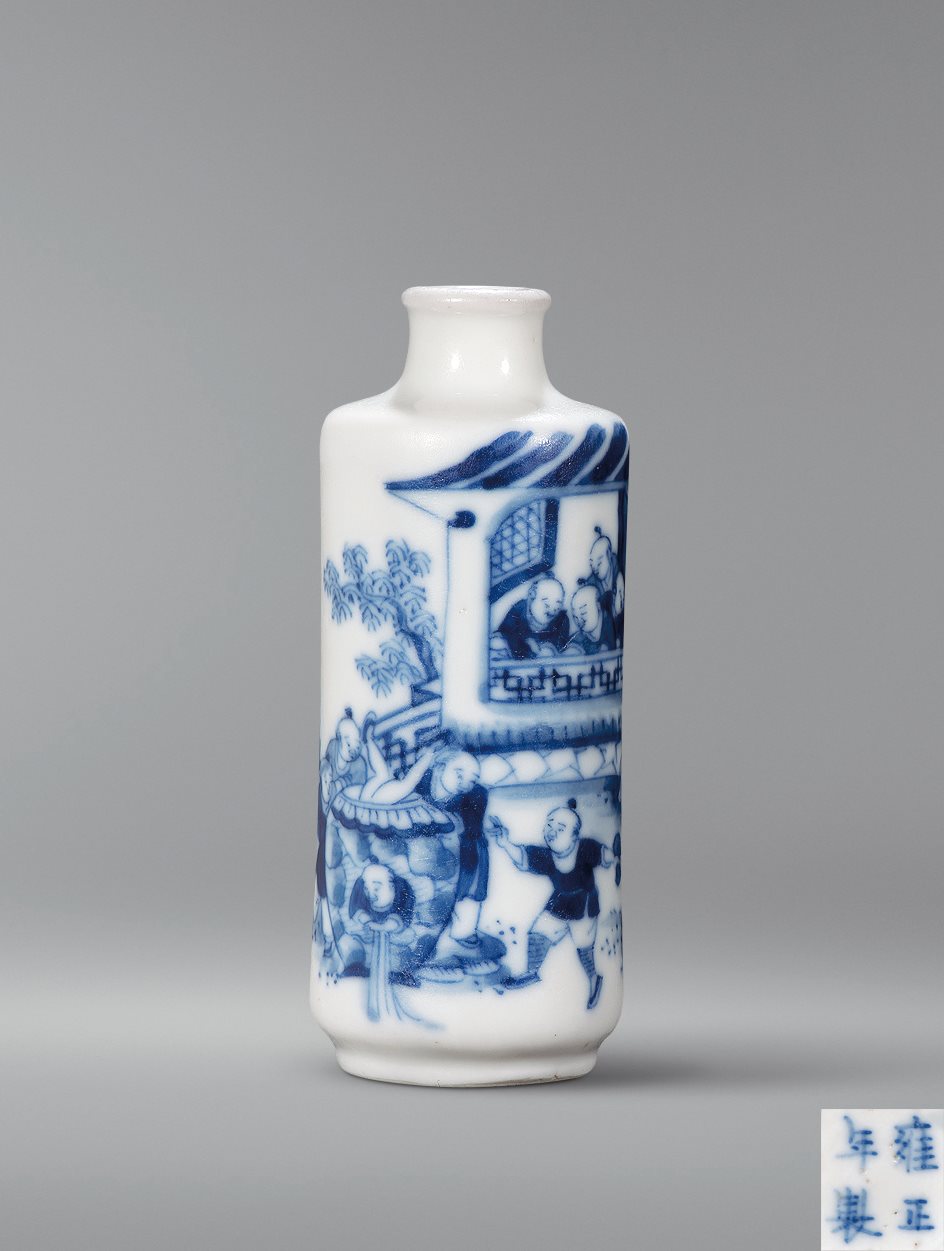青花人物纹鼻烟壶