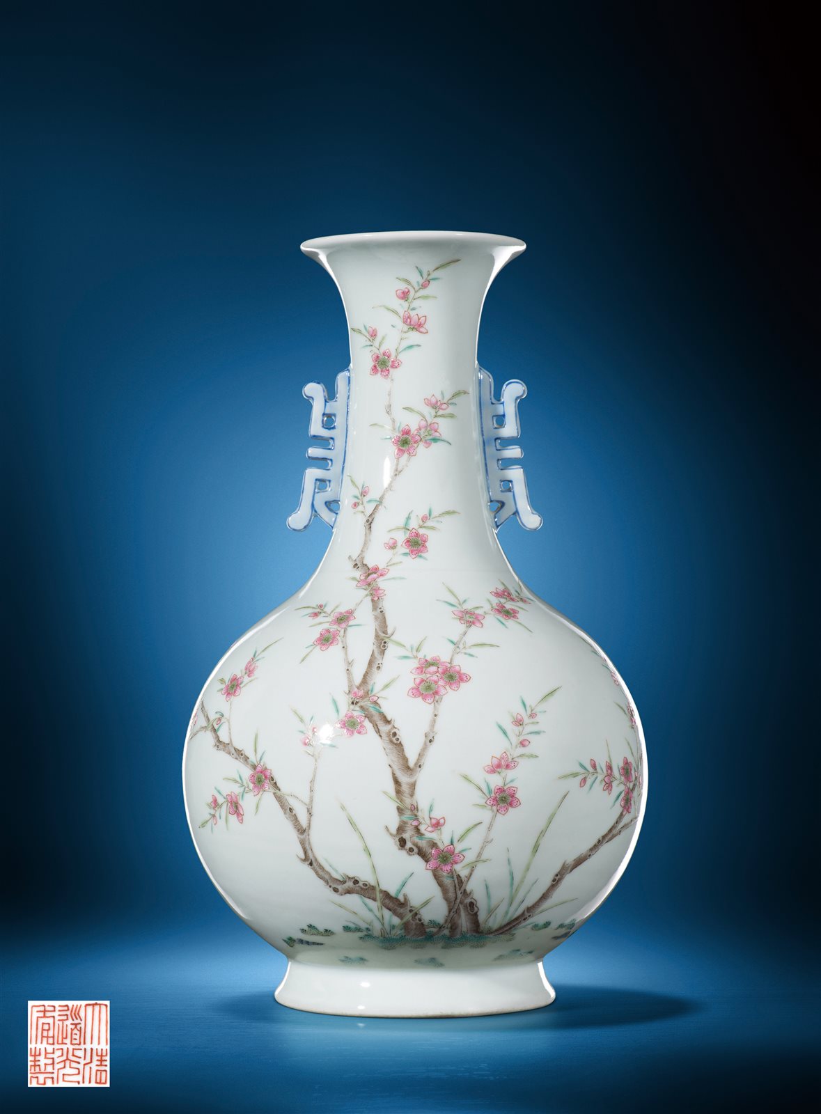 粉彩桃花春色纹寿字耳撇口瓶