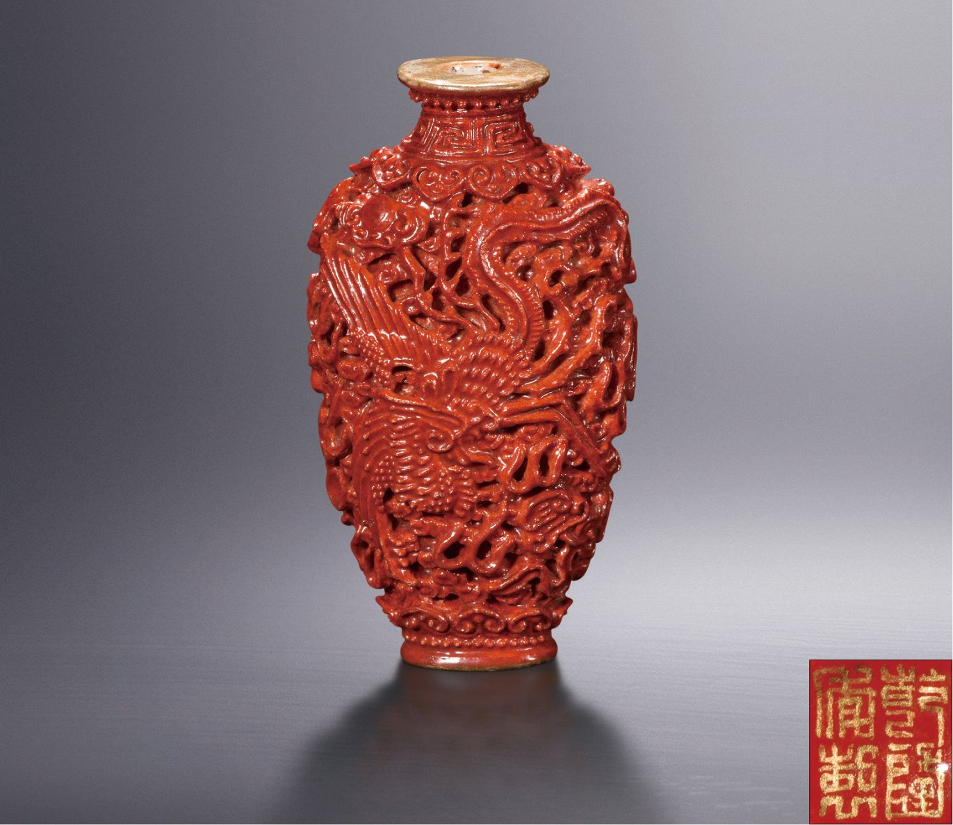 仿剔红雕瓷龙凤纹鼻烟壶