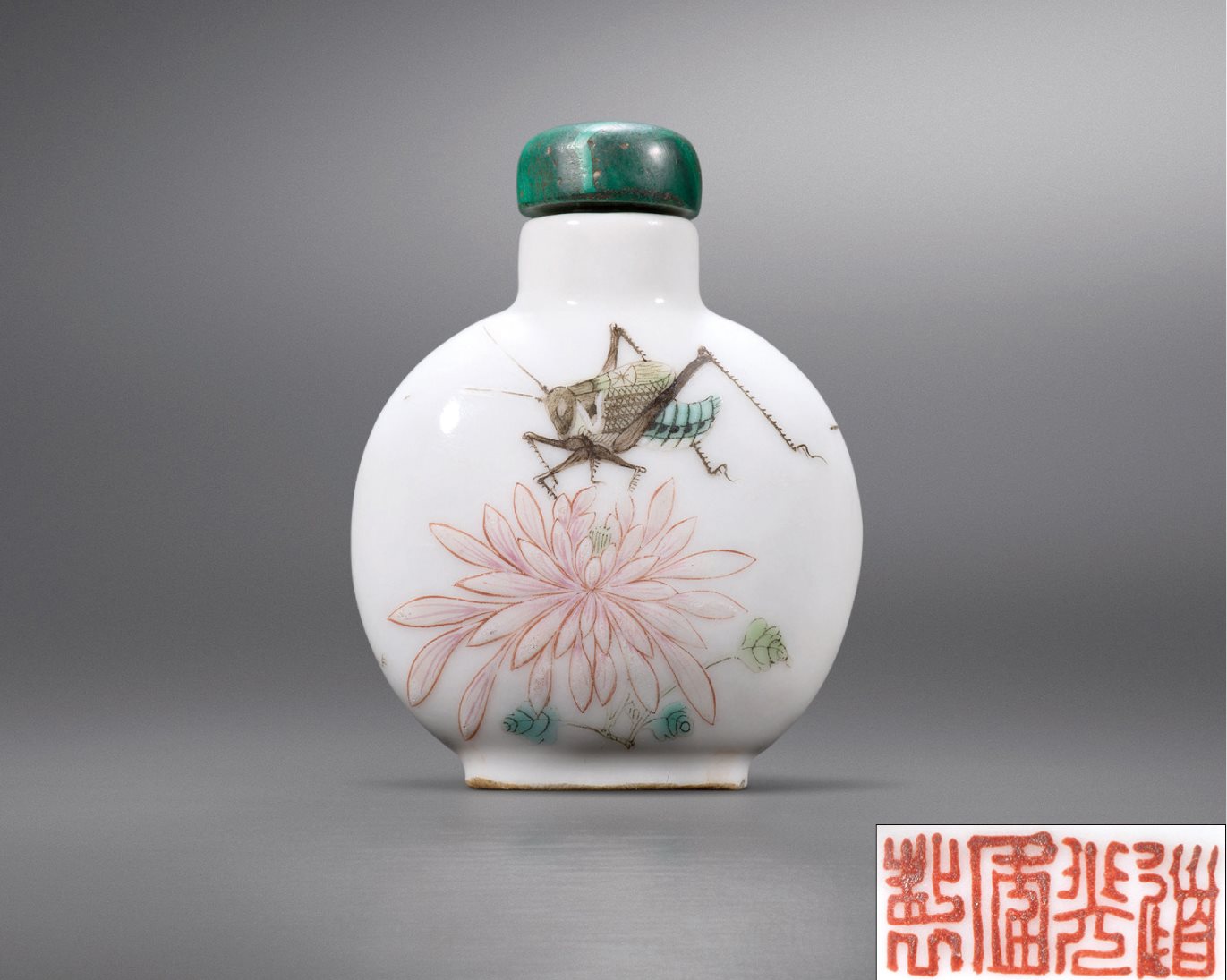 粉彩花卉蝈蝈图鼻烟壶
