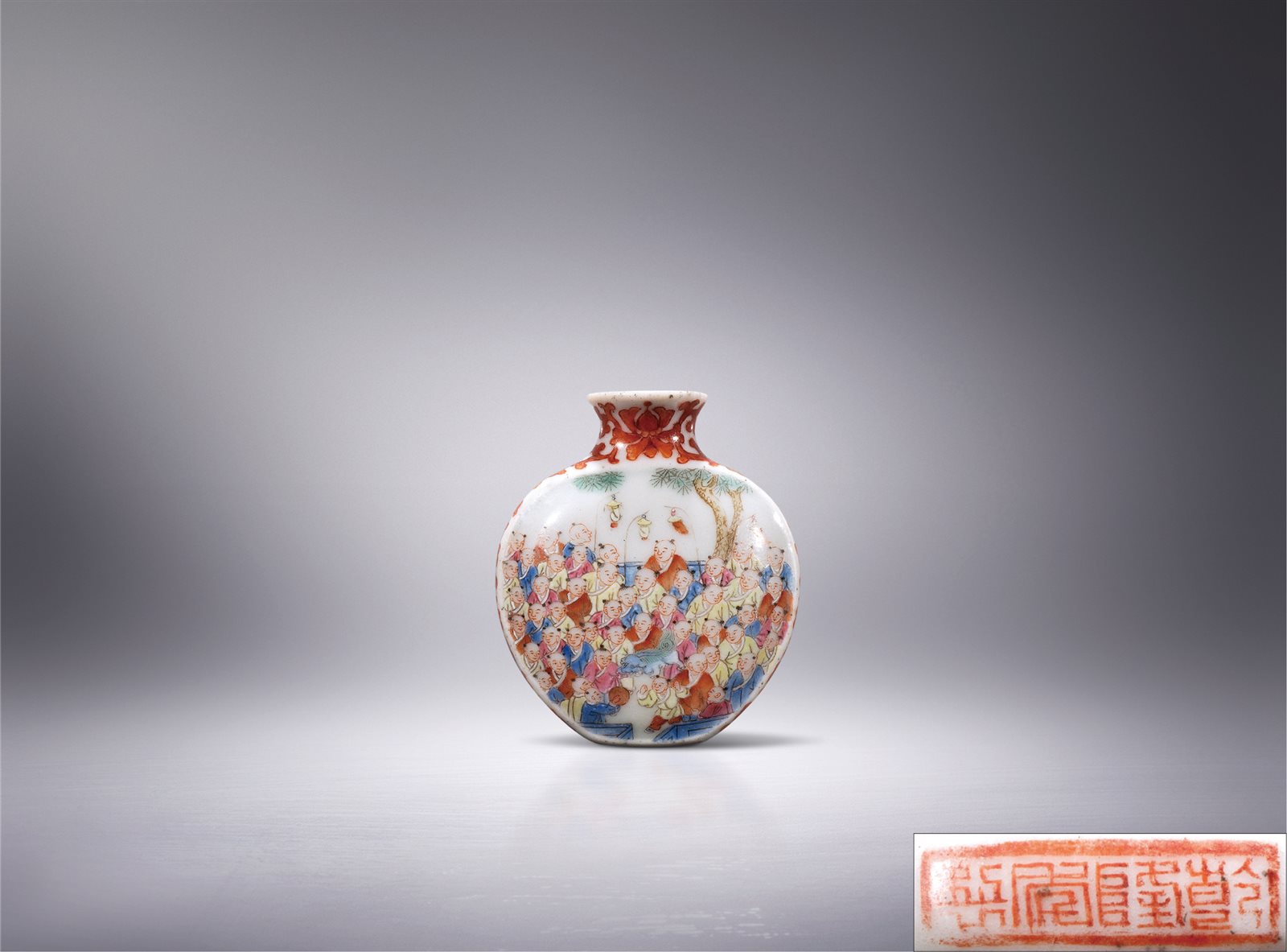 粉彩百子戏春图鼻烟壶