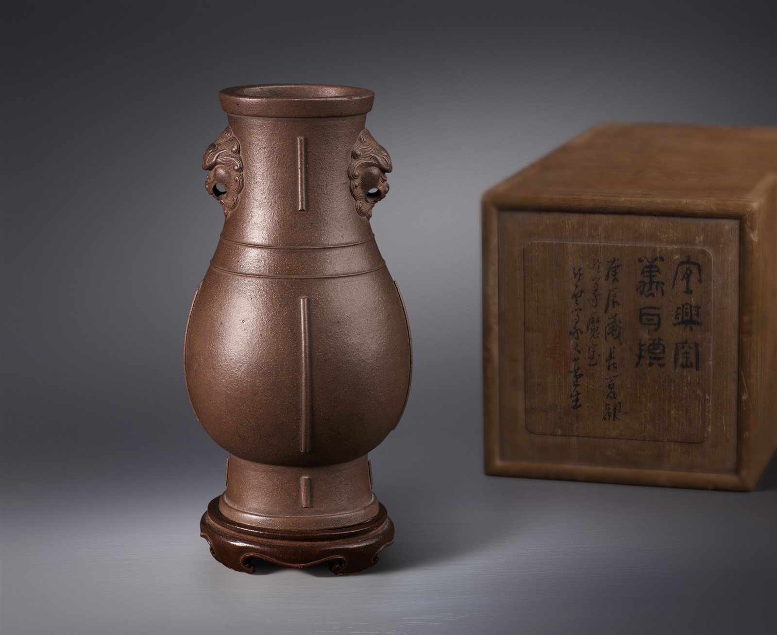 紫砂铺首耳出戟尊