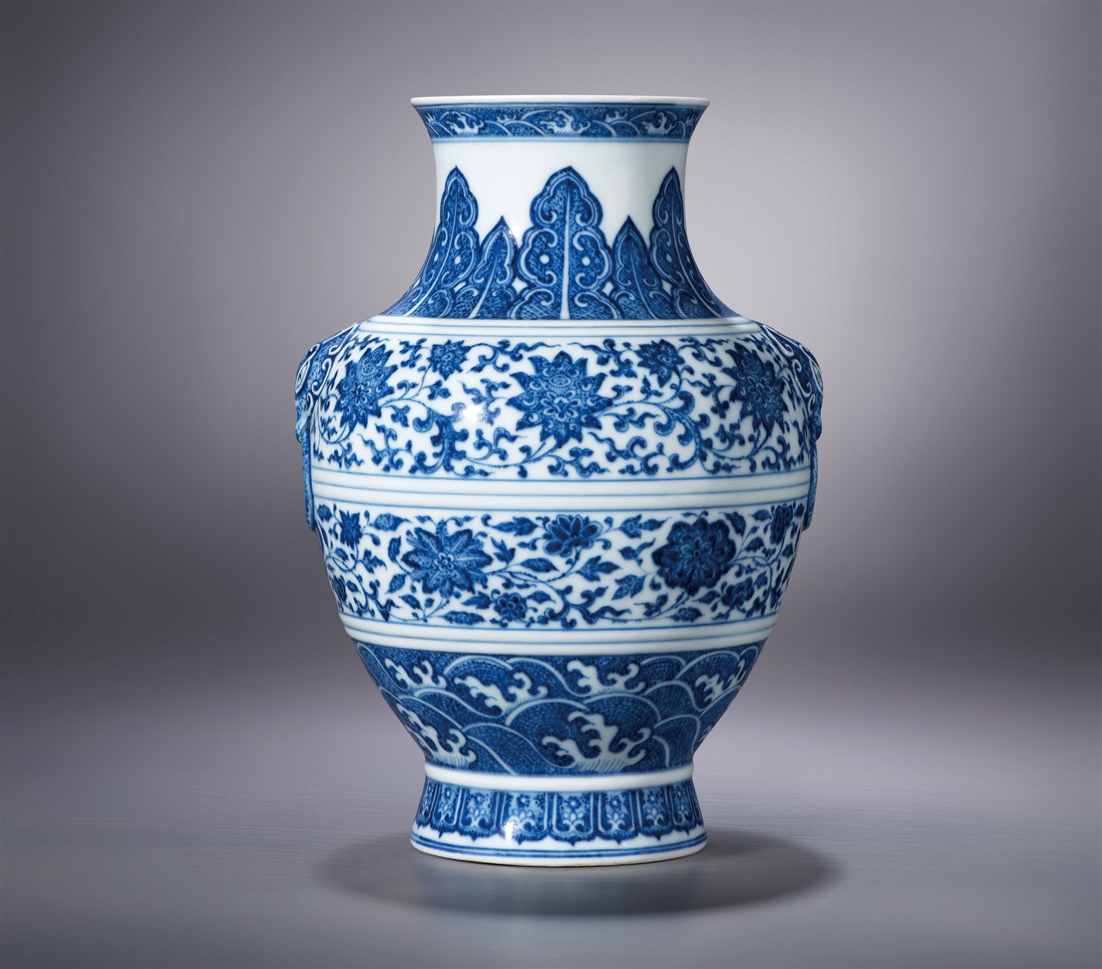 青花缠枝莲纹铺首尊