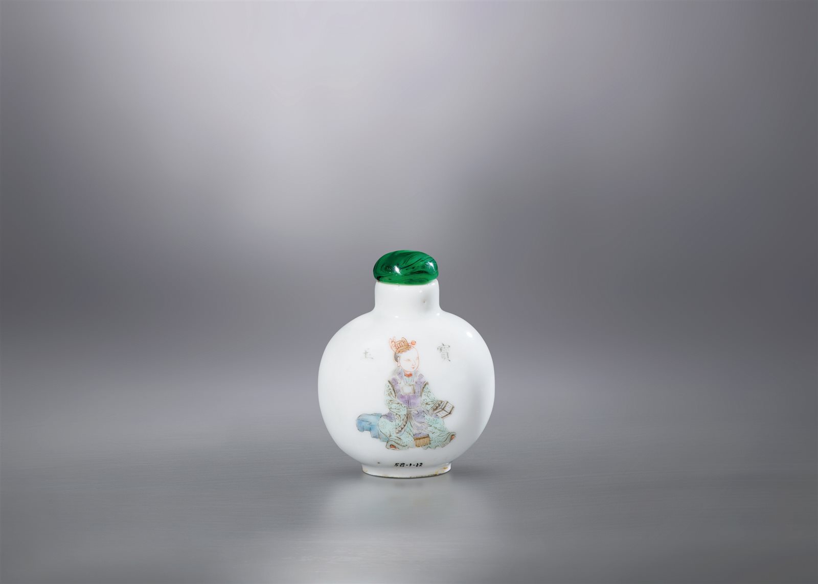 粉彩红楼梦人物纹鼻烟壶