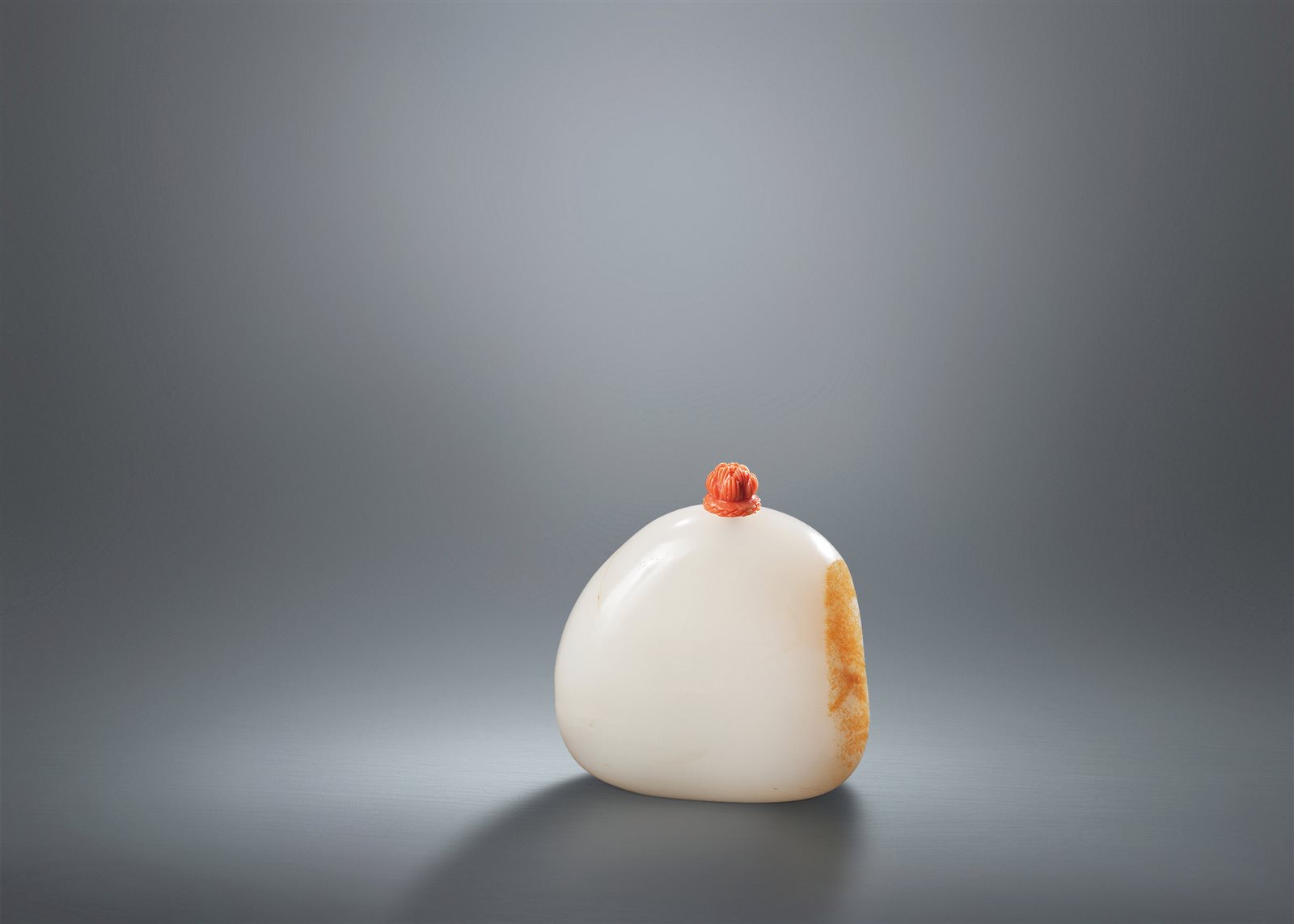 白玉留皮素烟壶