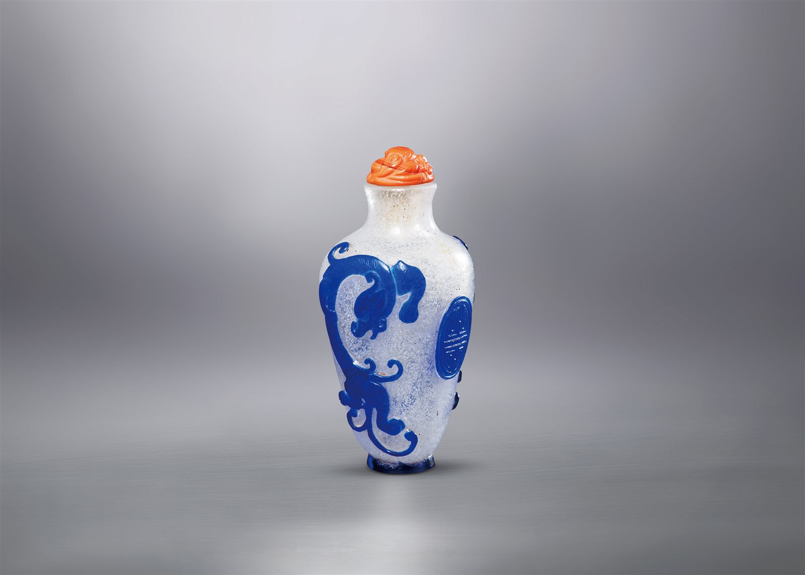 雪花地套蓝料螭龙纹鼻烟壶