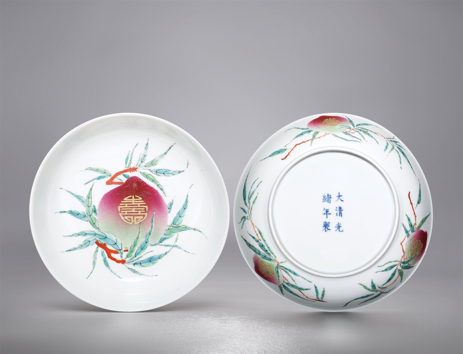 粉彩描金折枝寿桃纹盘一对