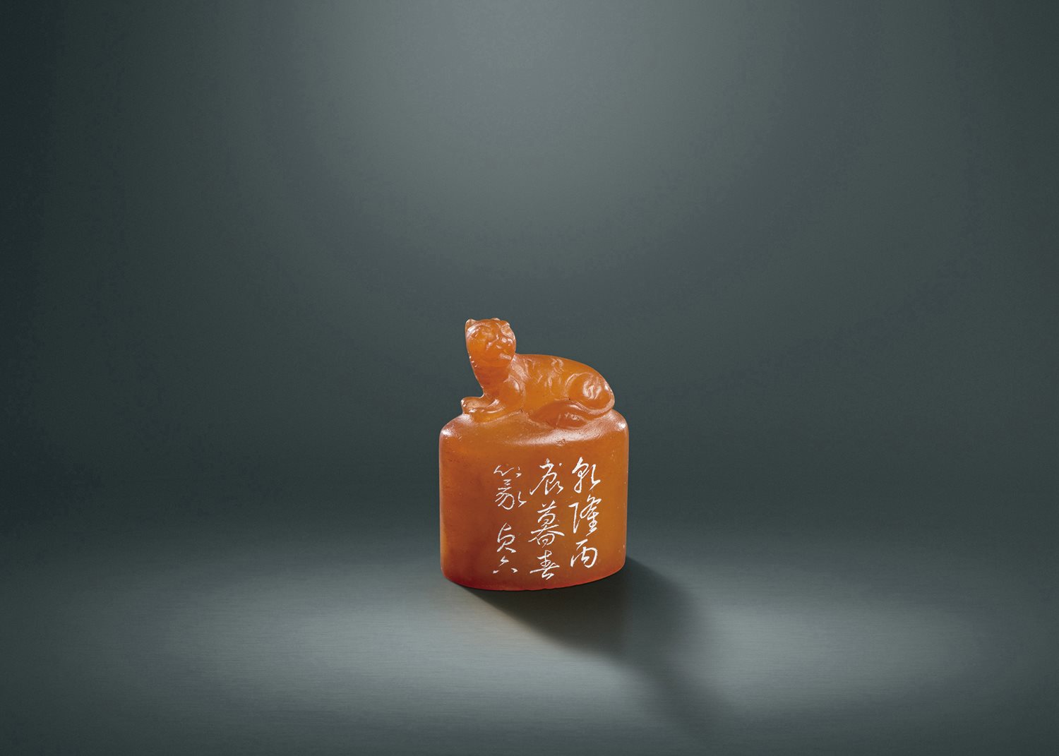 田黄雕瑞兽钮腰圆形印章