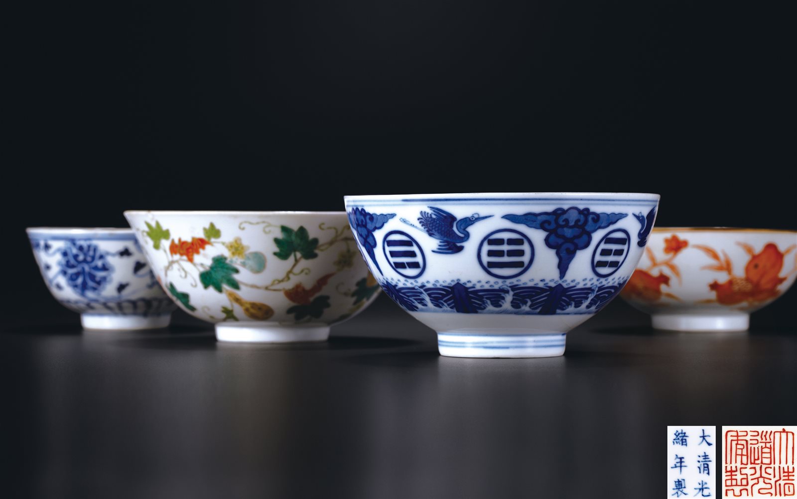 青花云鹤纹碗、粉彩福禄万代纹碗等四只一组