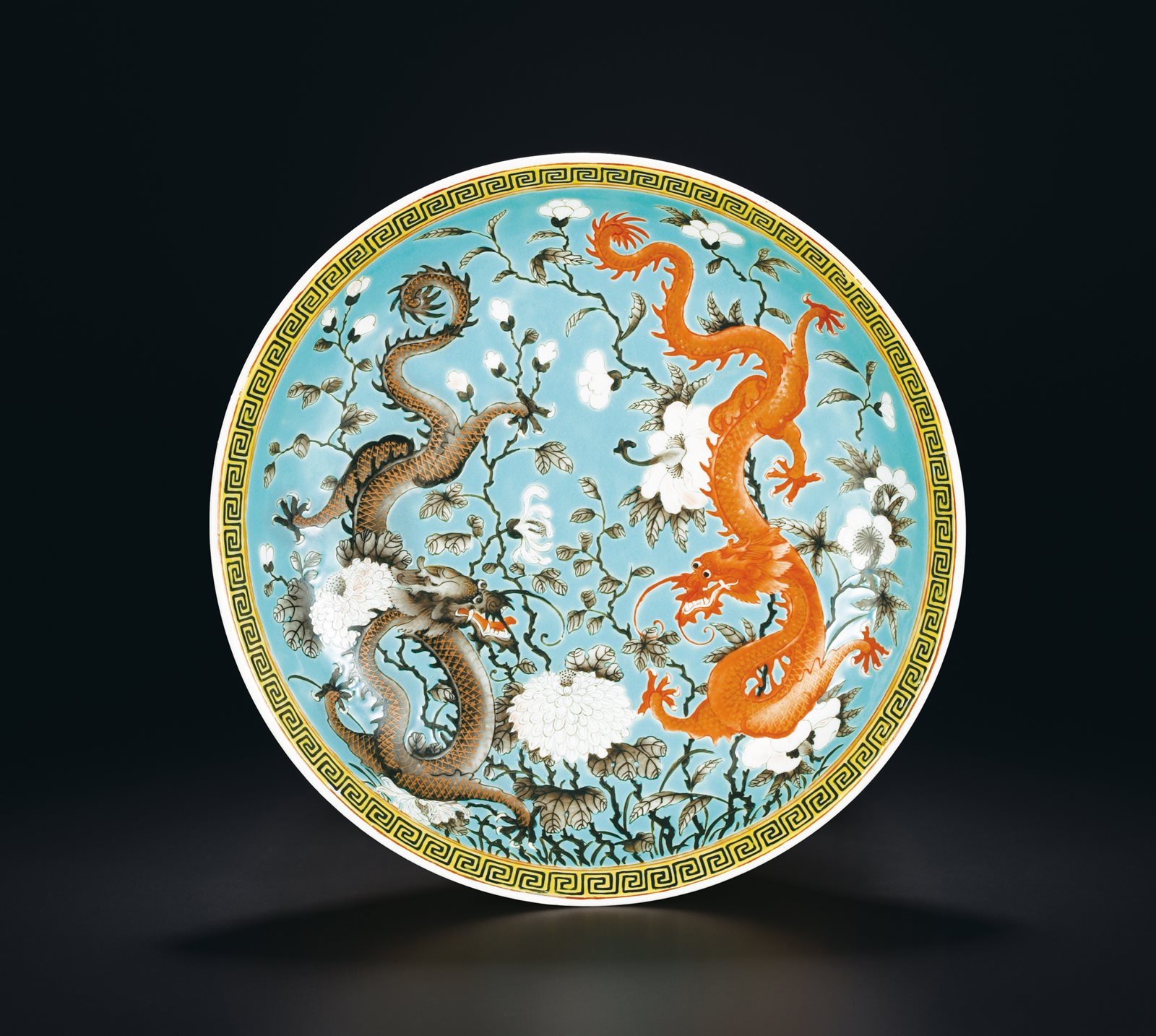 粉彩双龙穿花纹盘