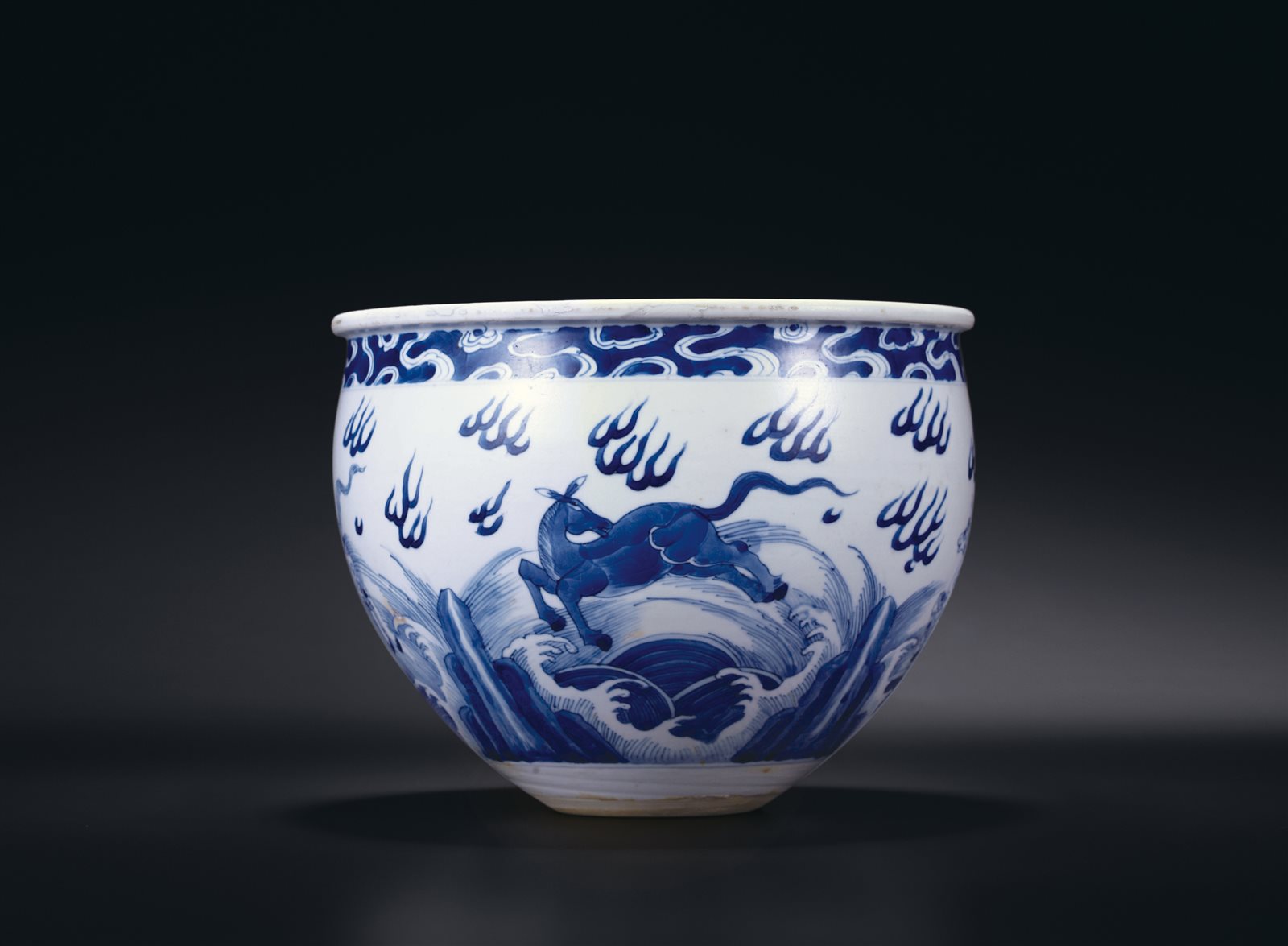 青花海马纹卷缸