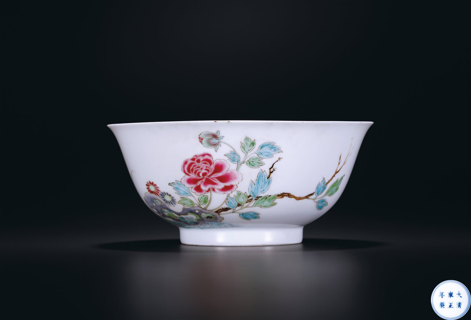 粉彩洞石花蝶纹碗