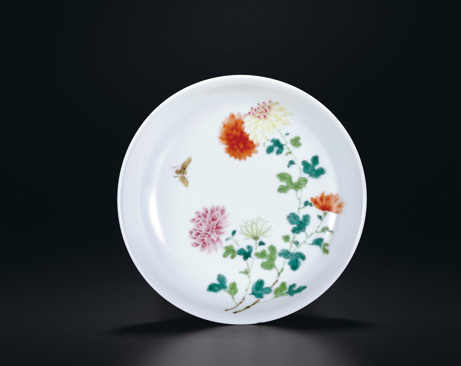 粉彩花蝶纹盘