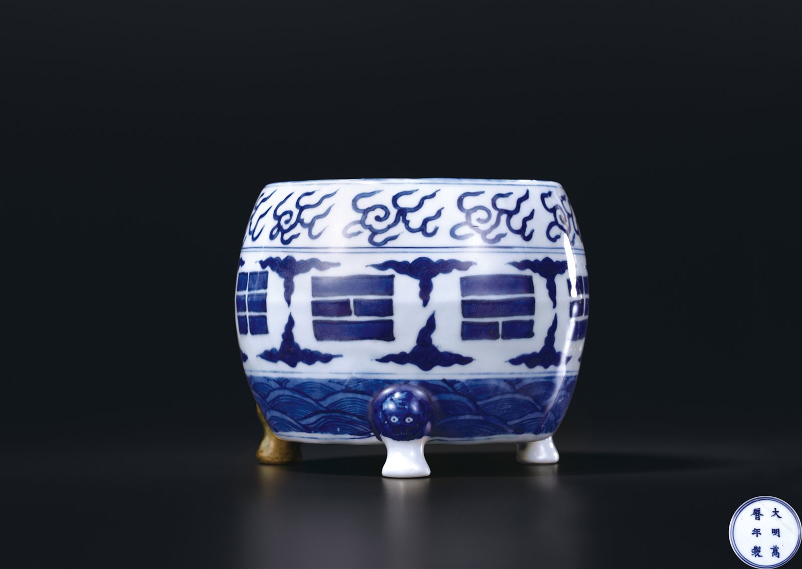 青花八卦纹三足炉