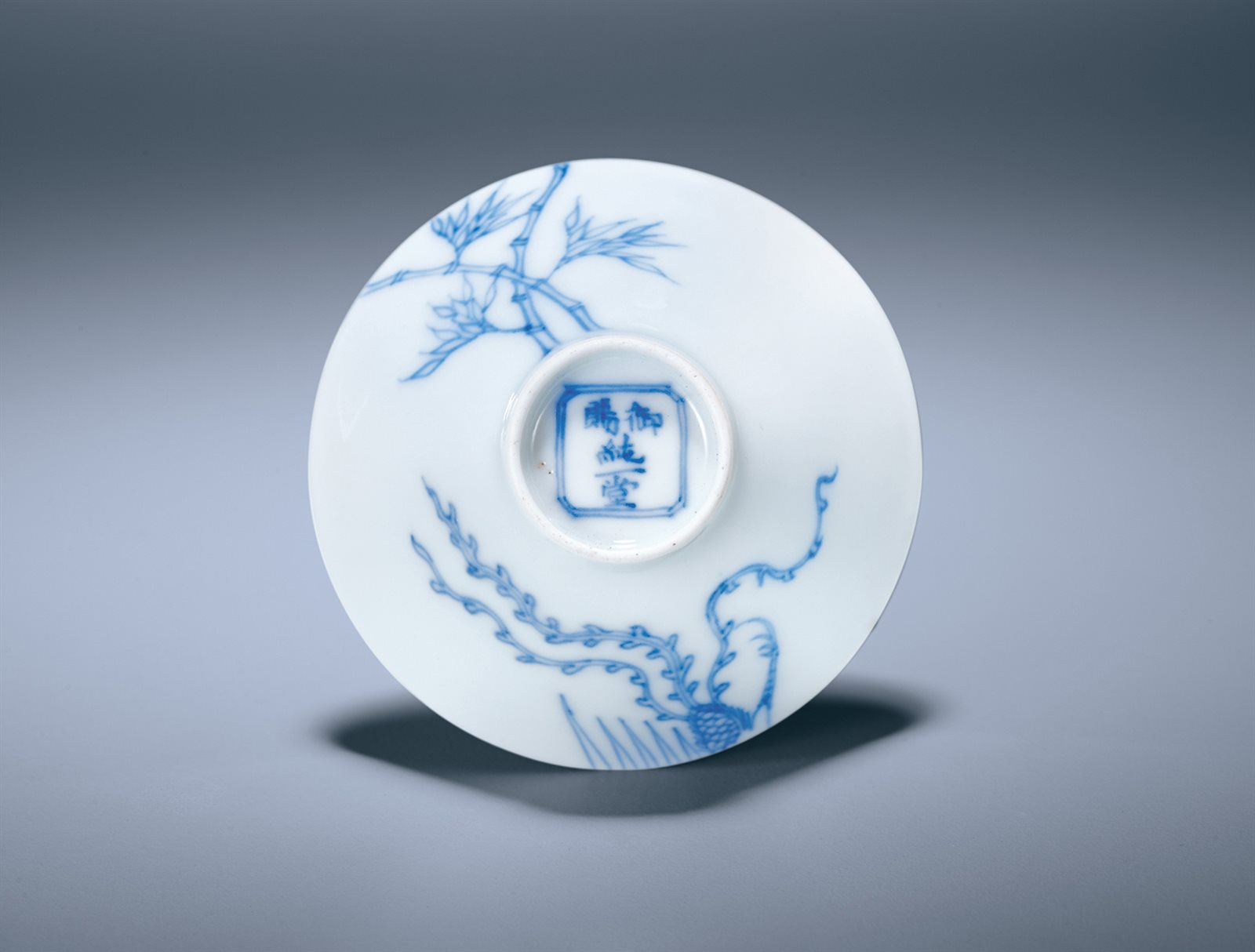 青花“御赐纯一堂”款过枝凤竹纹斗笠小杯(图录号：1117)